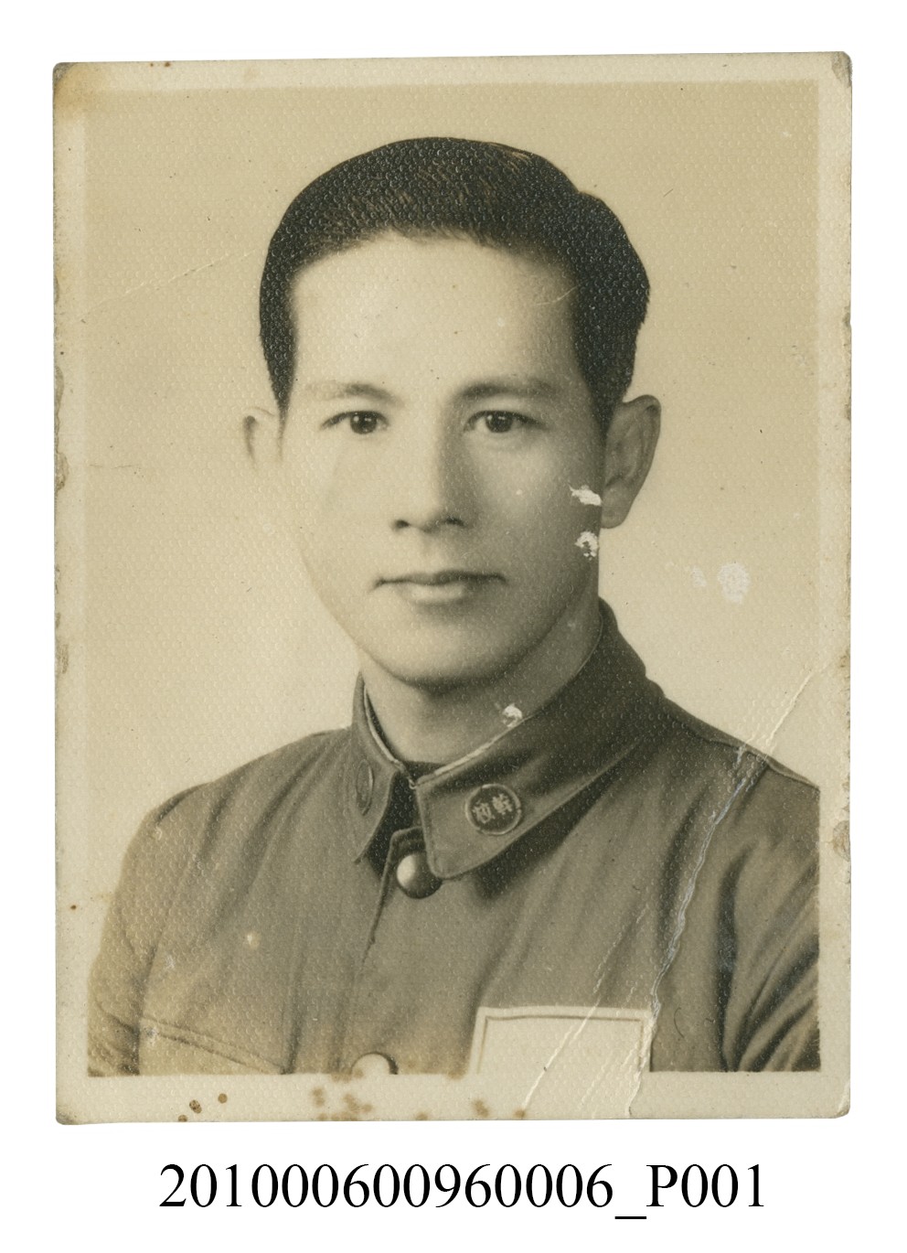 著有領制服之男子微側身正面半身照 (共2張)