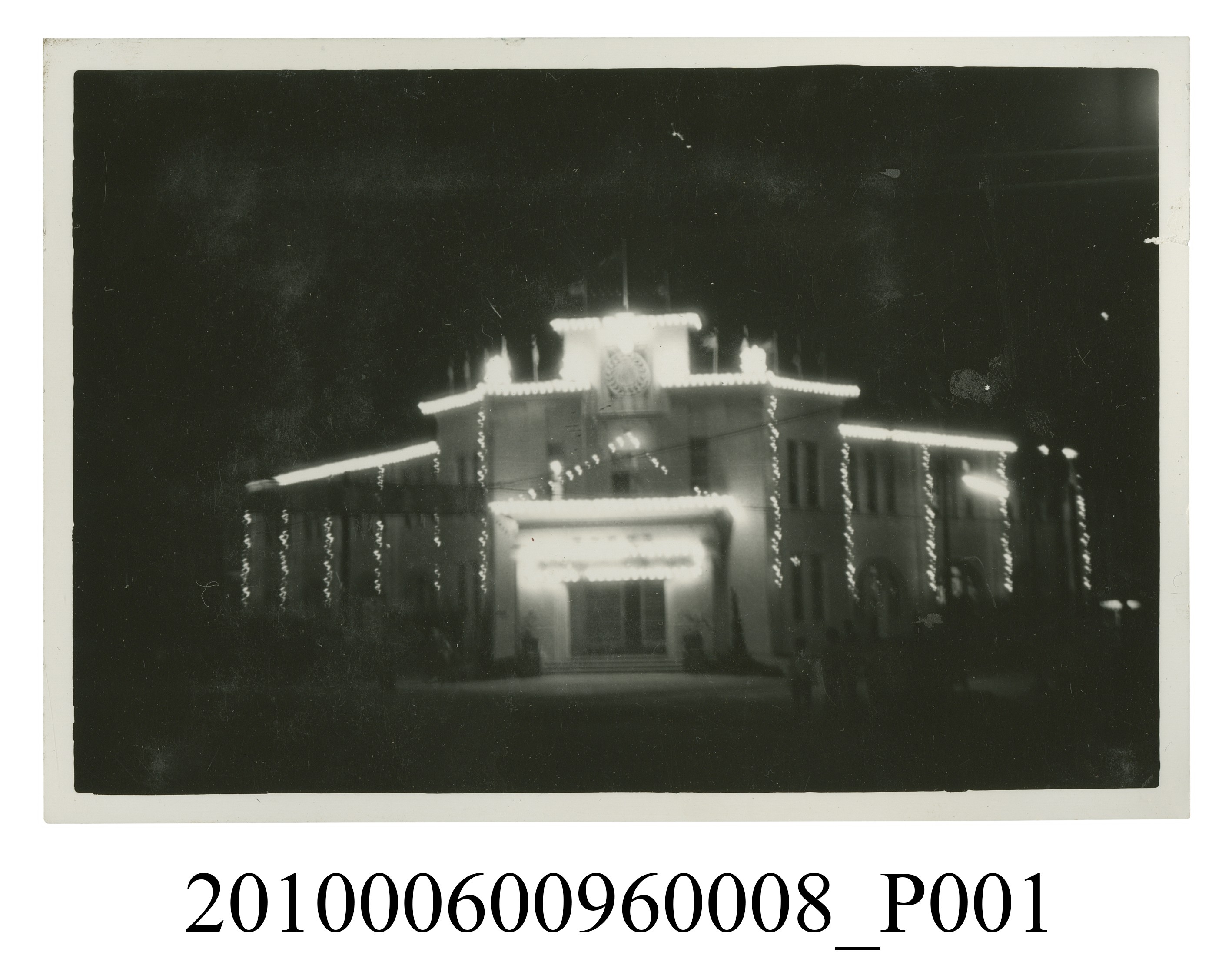 夜晚燈光裝飾建物之照片 (共2張)