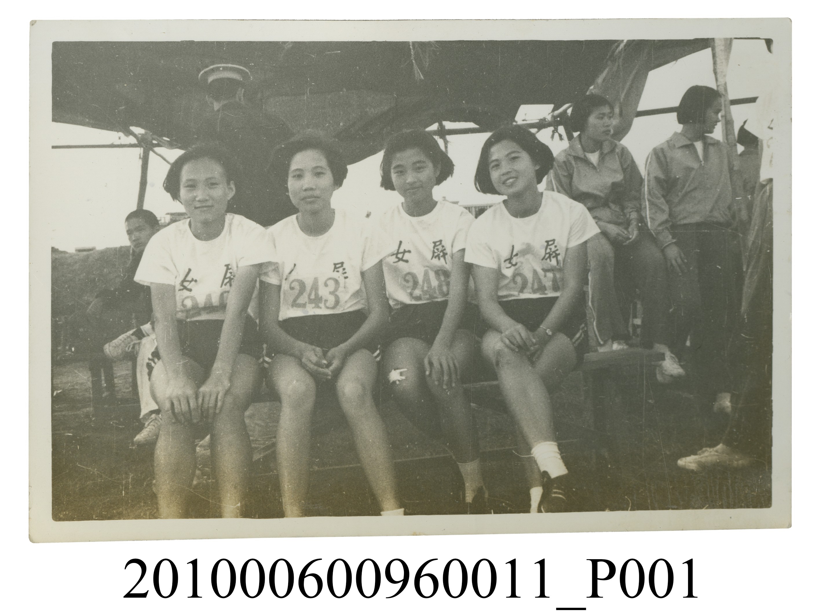 四名女學生身穿屏女上衣合影之照片 (共2張)