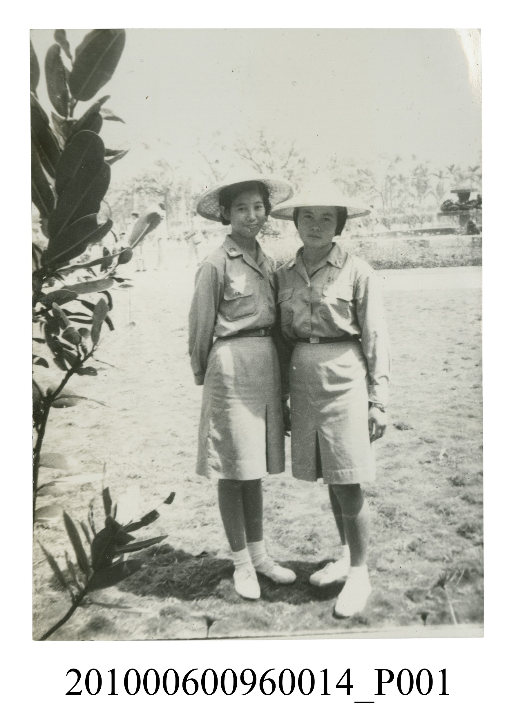 二位頭戴斗笠身穿屏東女中軍訓服女子合影之照片 (共2張)