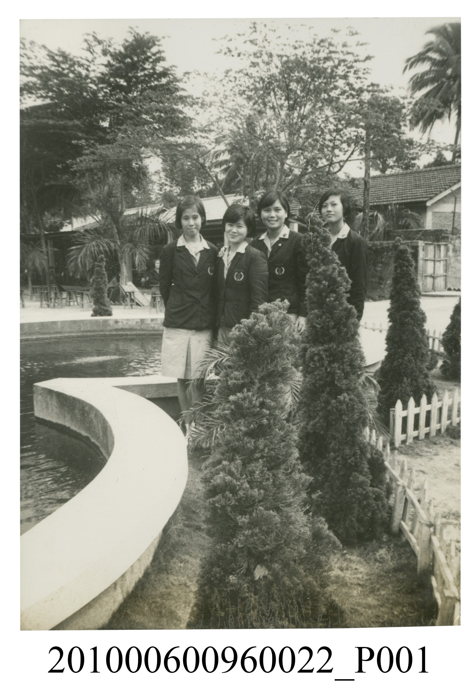 四位女子站立於水池旁合影之照片 (共2張)