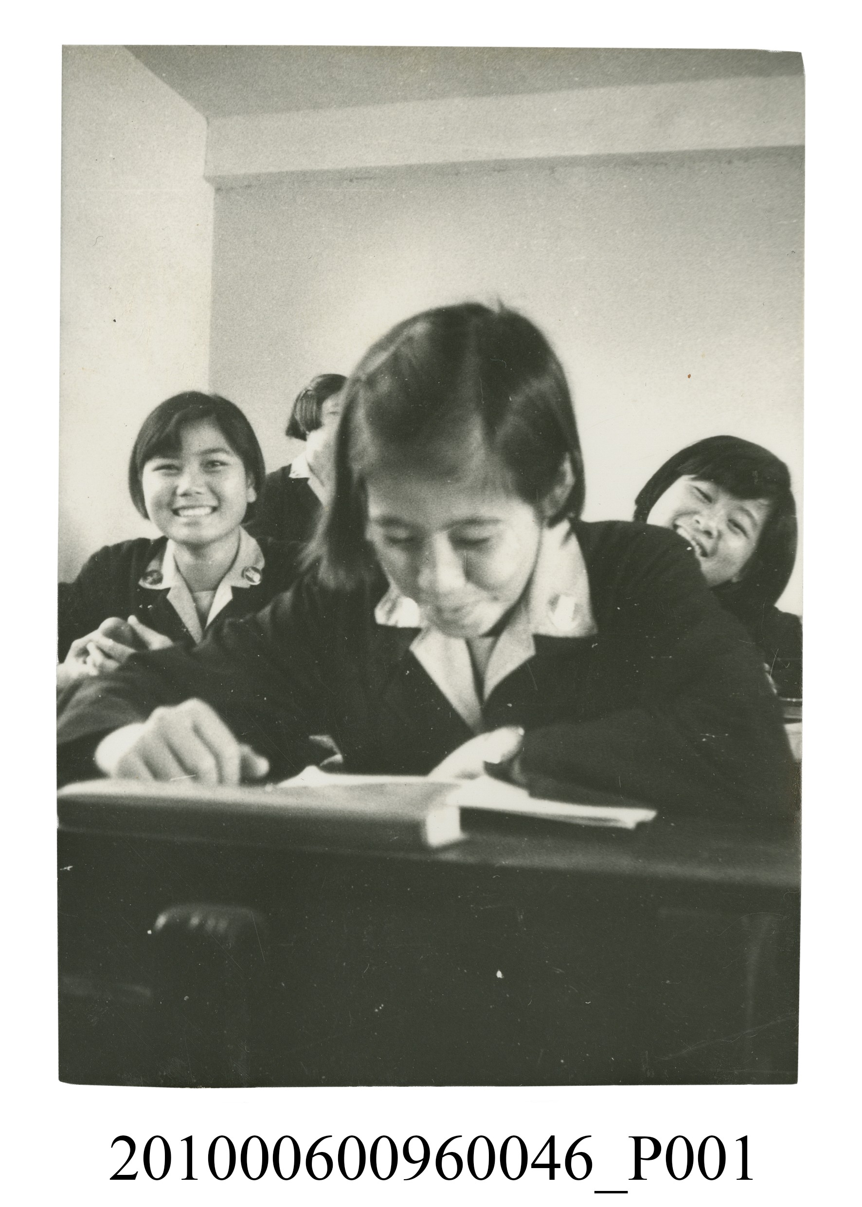 女學生於教室學習之照片 (共2張)