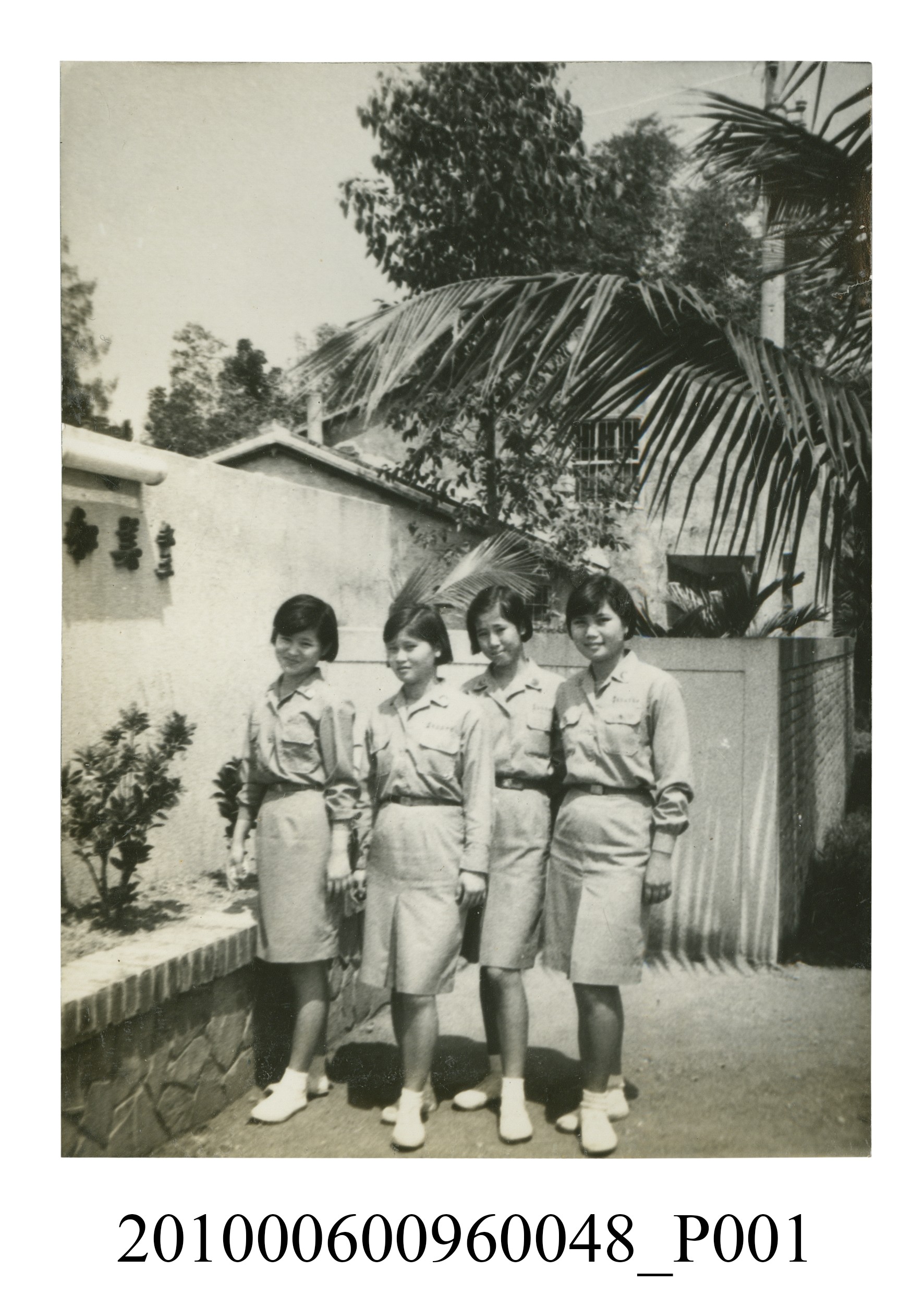 四位身穿屏東女中軍訓服女子站立合影之照片 (共2張)