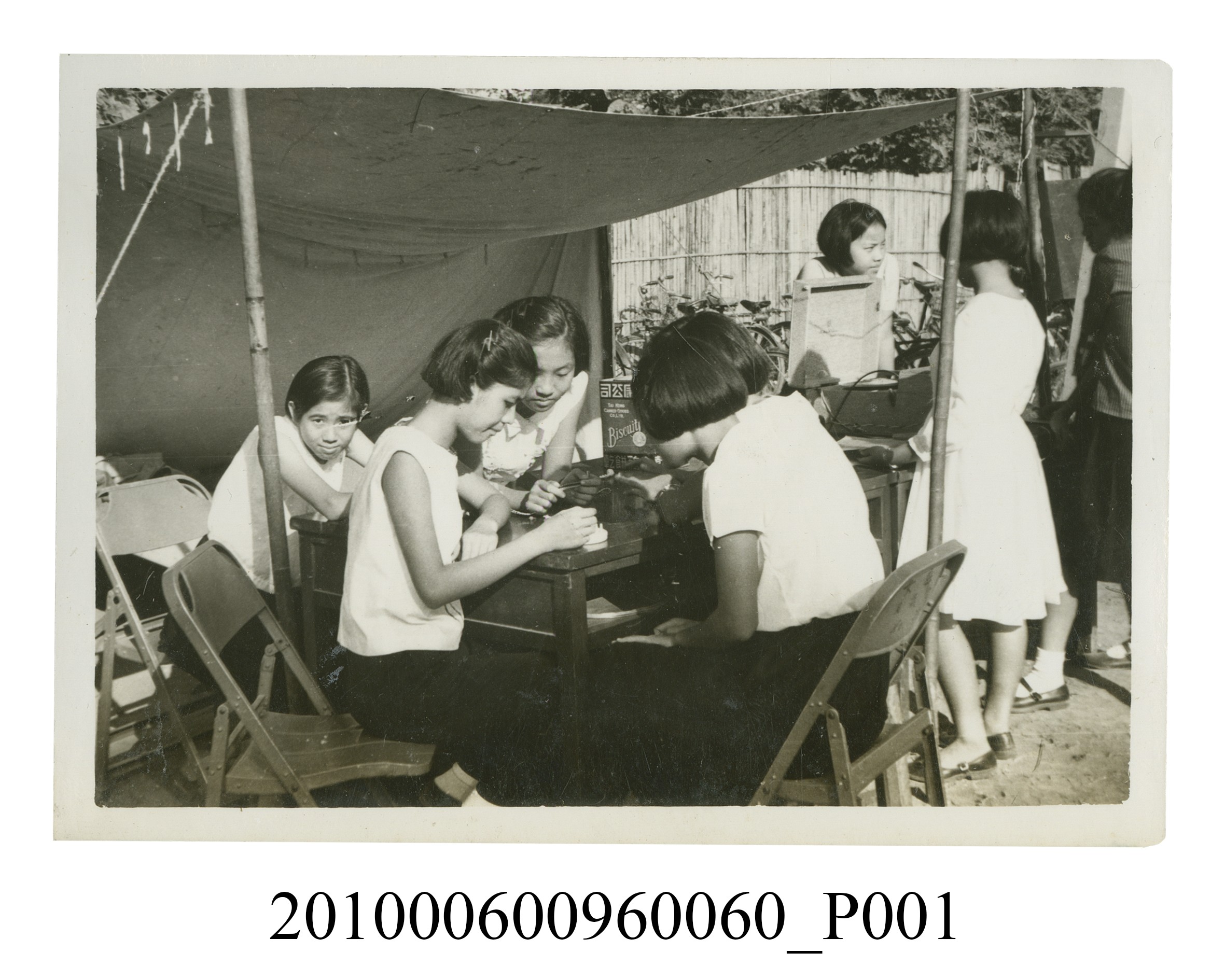一群女子於室外活動之照片 (共2張)