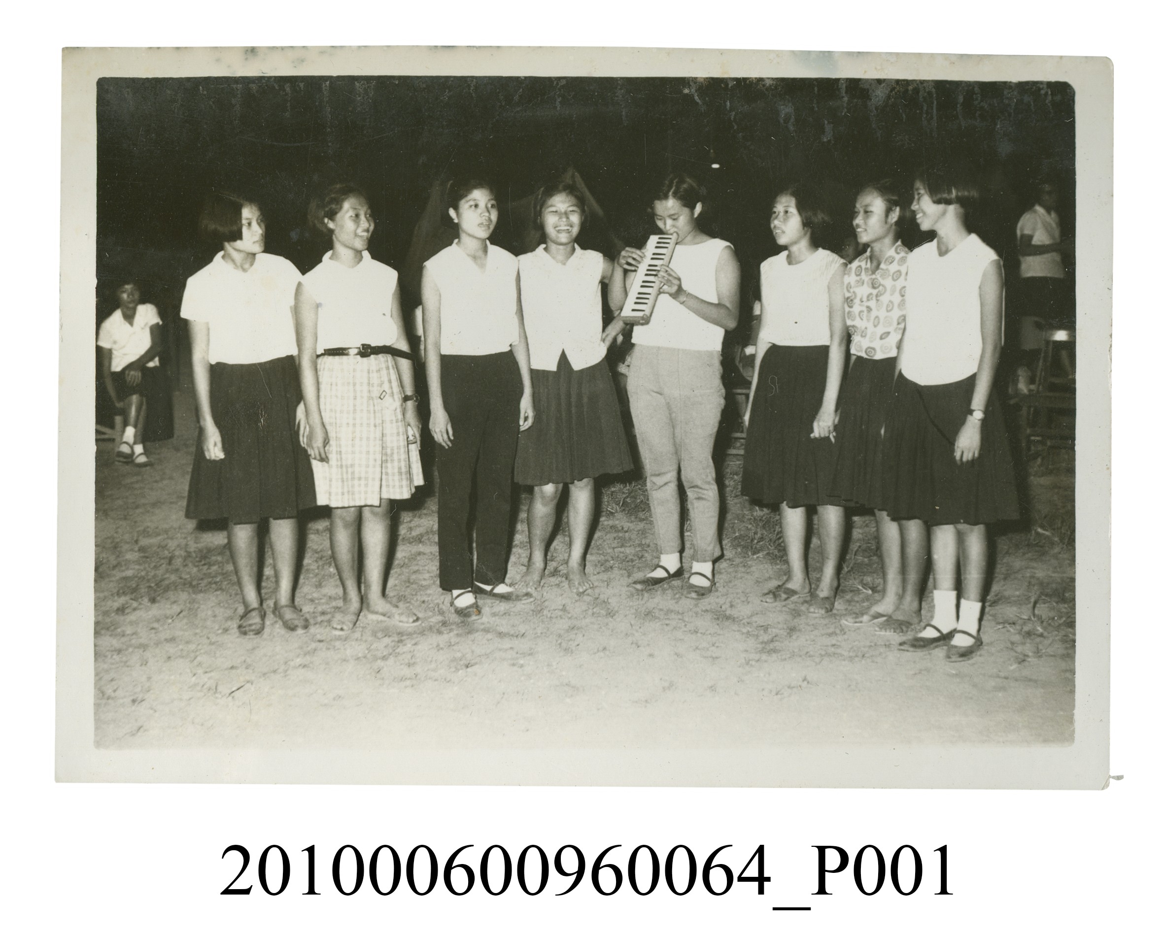 八位女子進行表演活動之照片 (共2張)