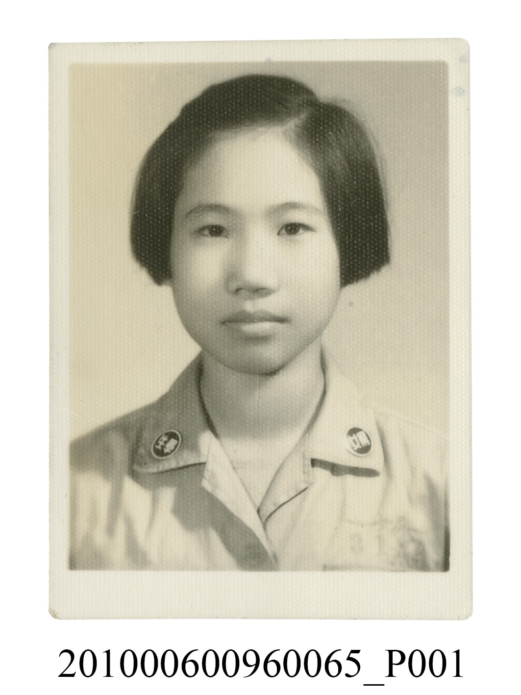 著有領制服之女子半身正面照 (共2張)