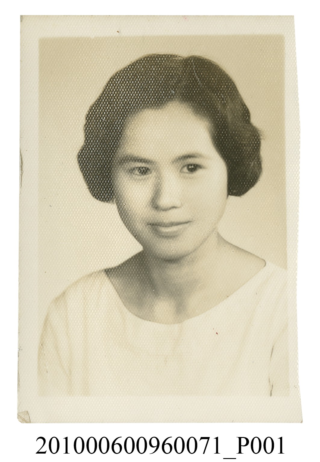 著圓領素色衣服之女子半身正面照 (共2張)