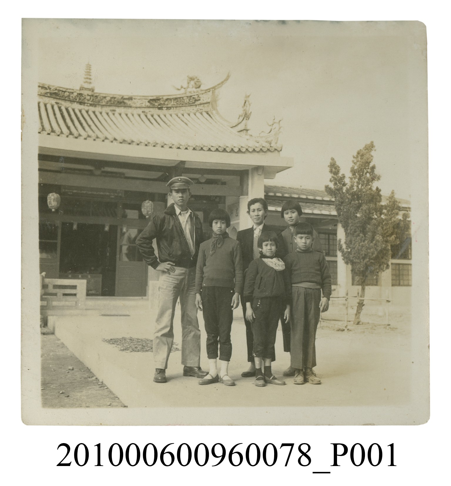 六人站立於屏東孔廟前空地合影之照片 (共2張)