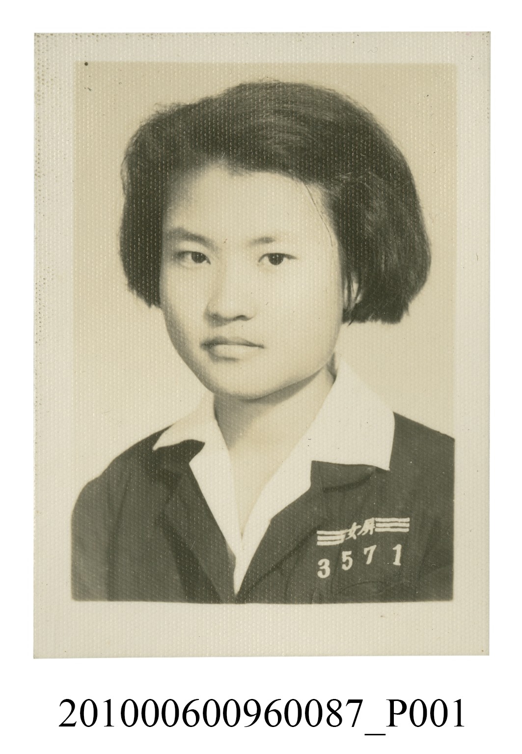 著屏女制服學號3571之女子半身正面照 (共2張)