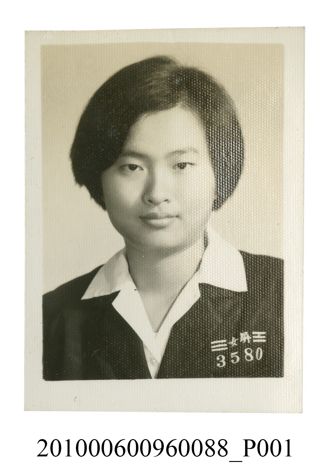著屏女制服學號3580之女子半身正面照 (共2張)