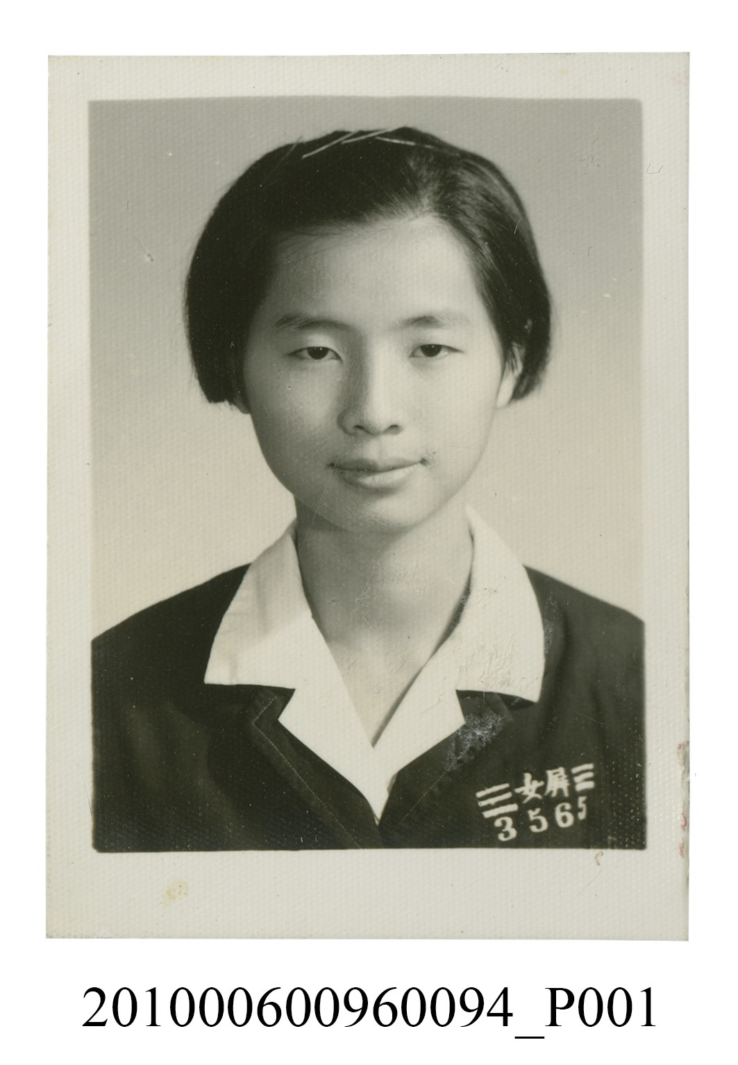 著屏女制服學號3565之女子半身正面照 (共2張)