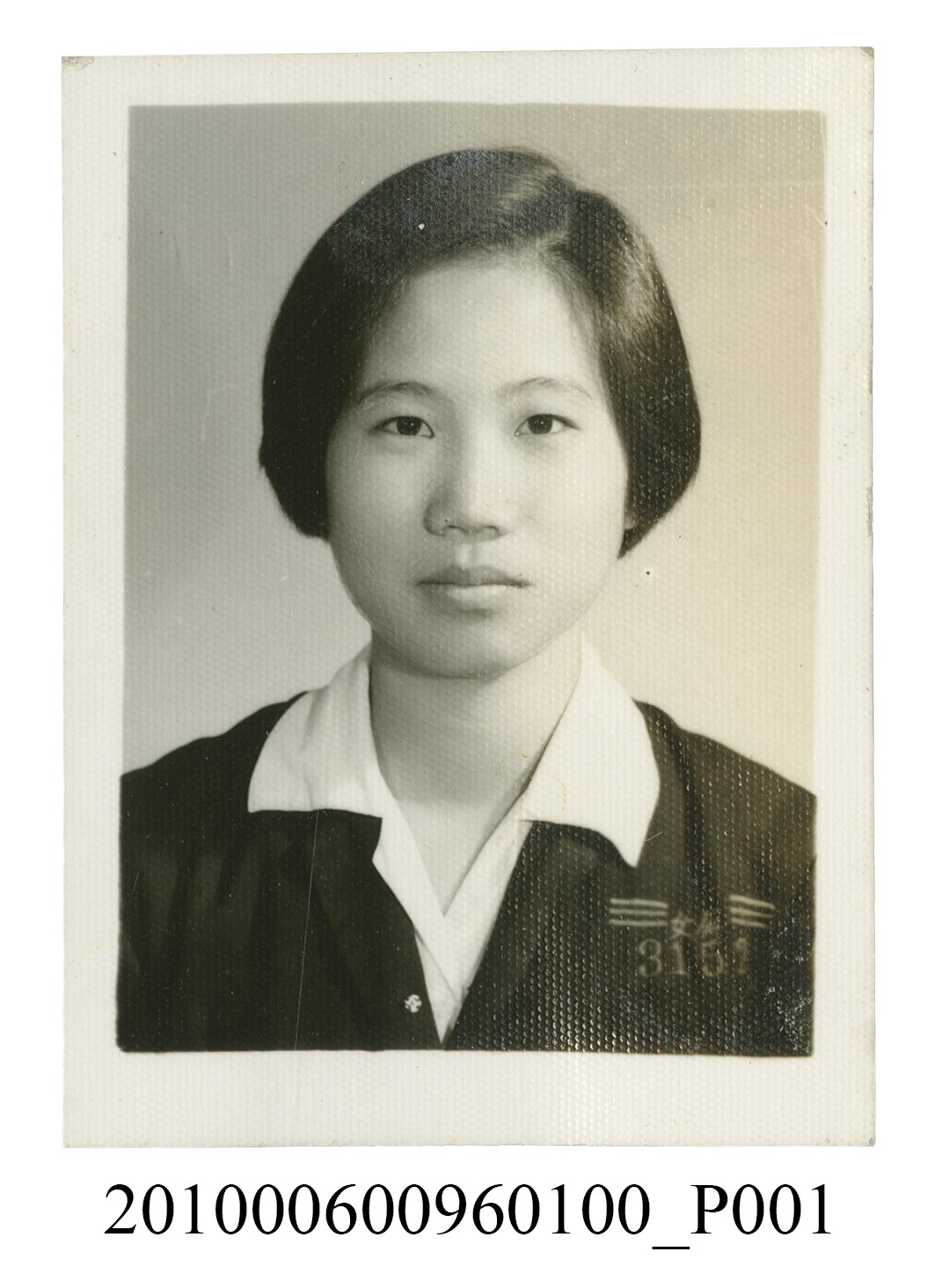 著屏女制服學號3152之女子半身正面照 (共2張)