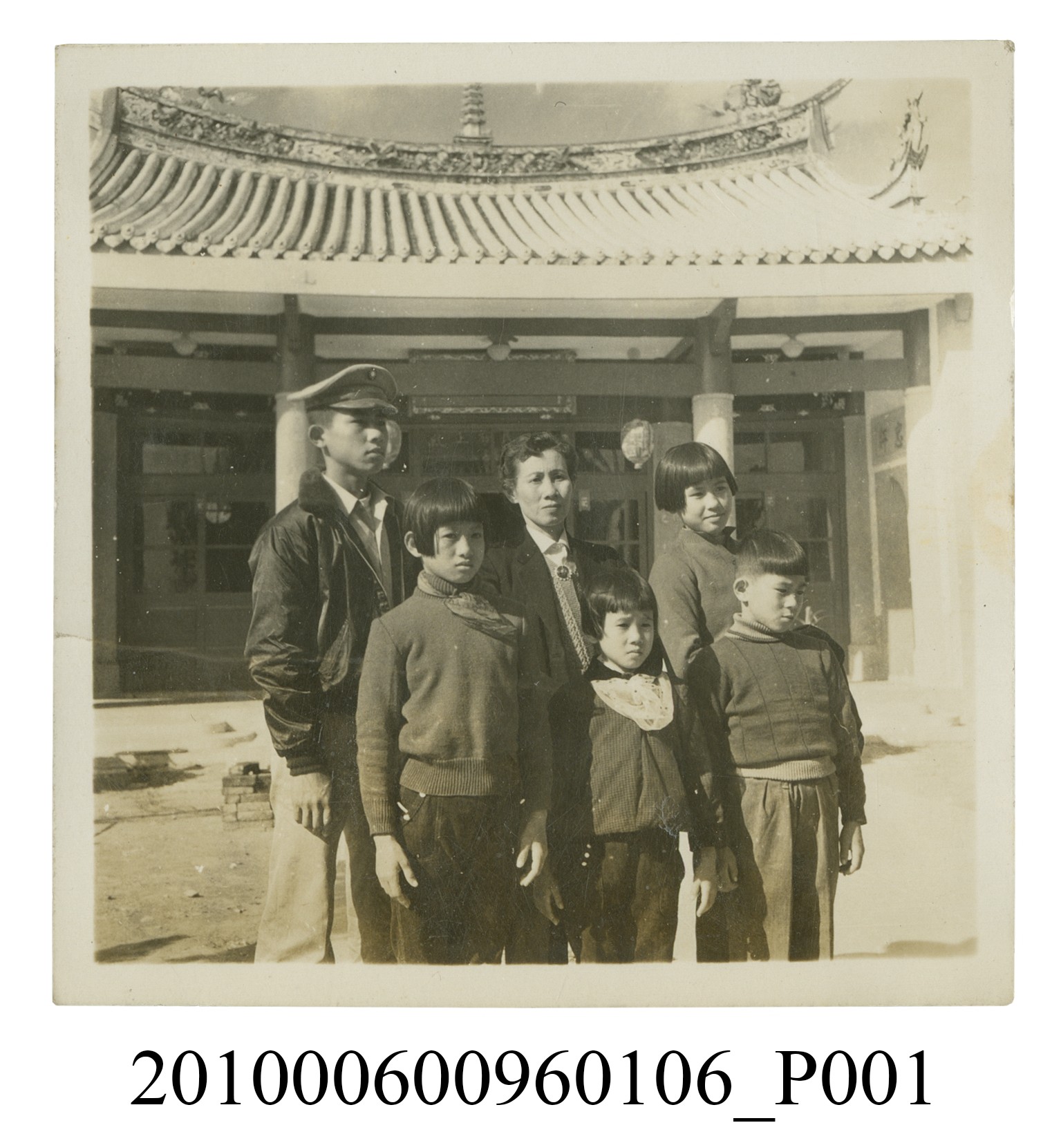 六人站立於屏東孔廟前空地合影之照片 (共2張)