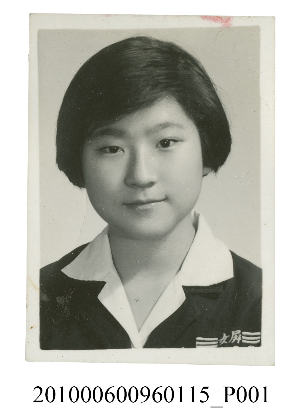 著屏女制服之女子半身正面照 (共2張)