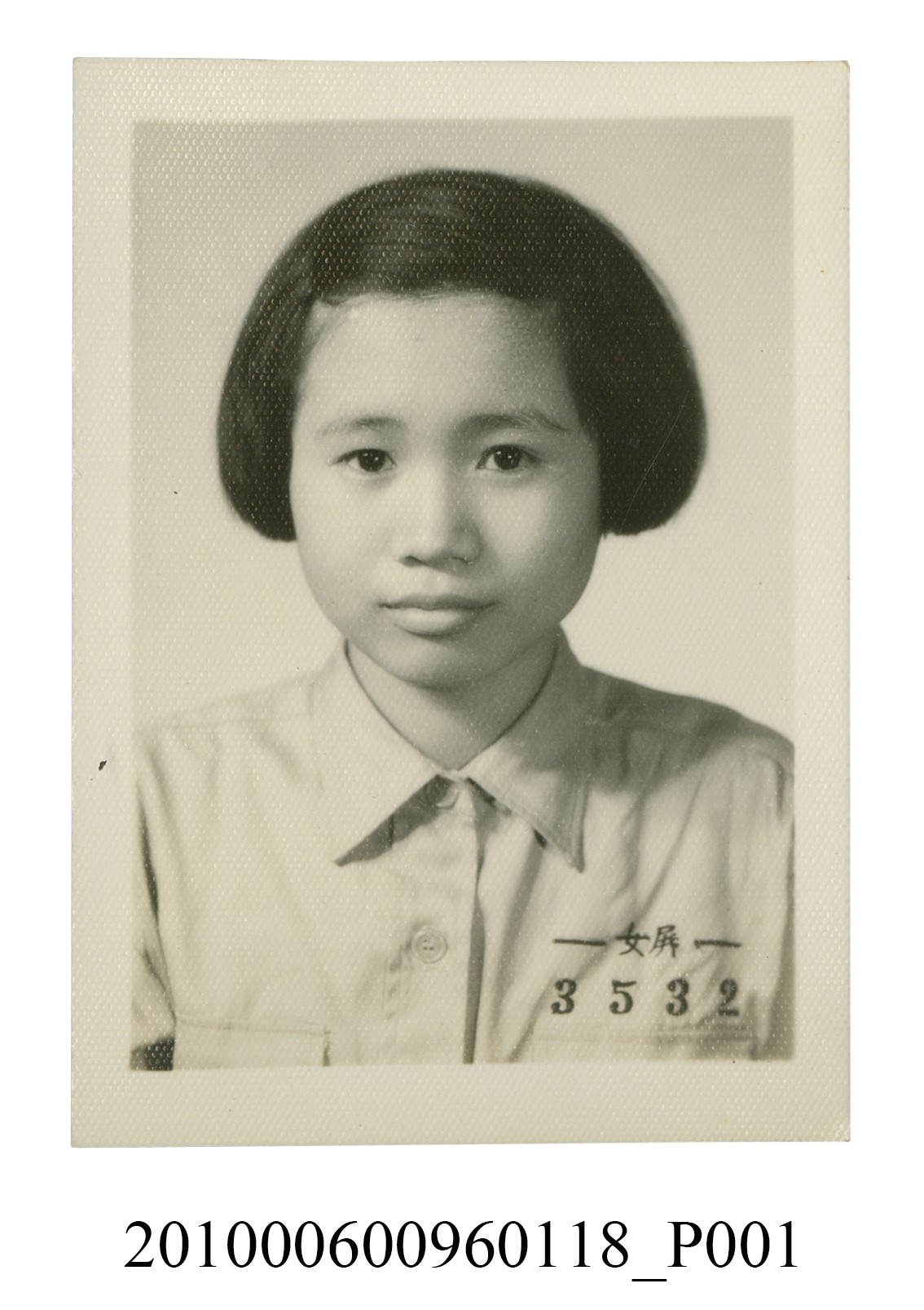 著屏女制服學號3532之女子半身正面照 (共2張)