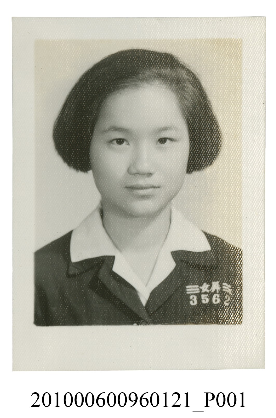 著屏女制服學號3562之女子半身正面照 (共2張)