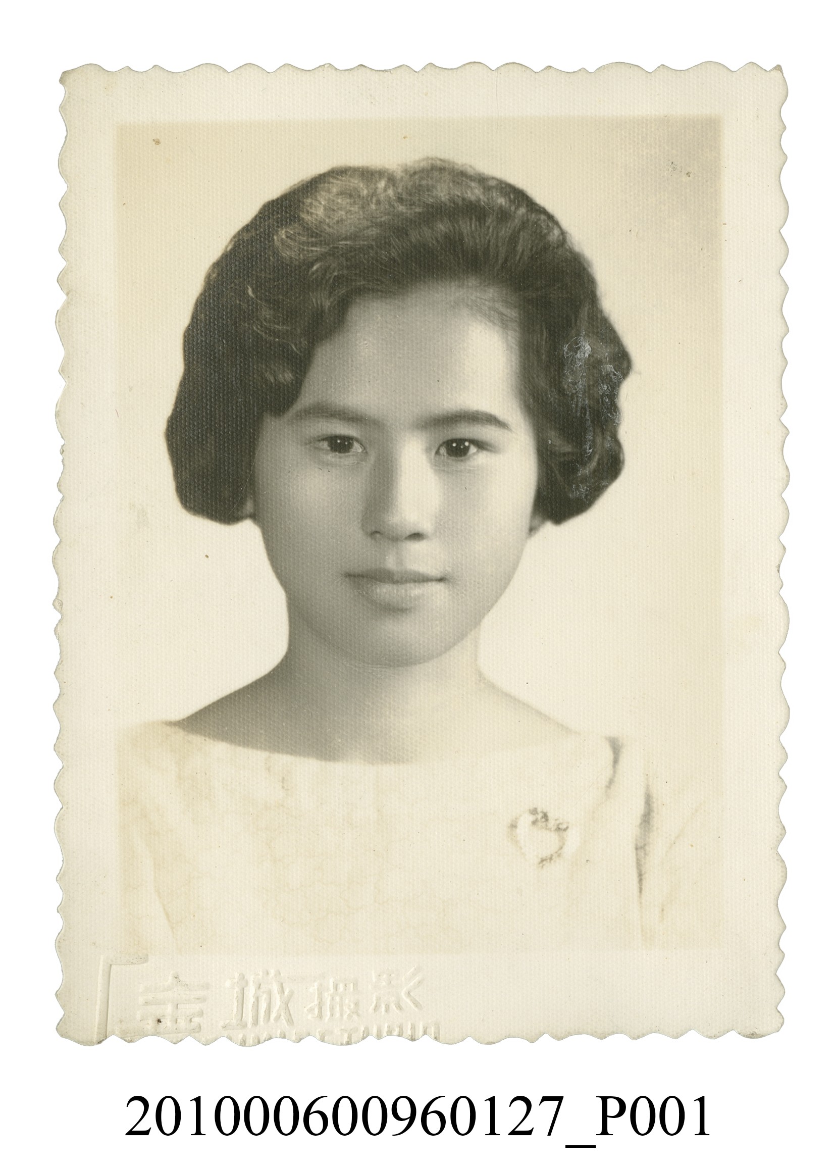 著圓領素色衣服之女子半身正面照 (共2張)