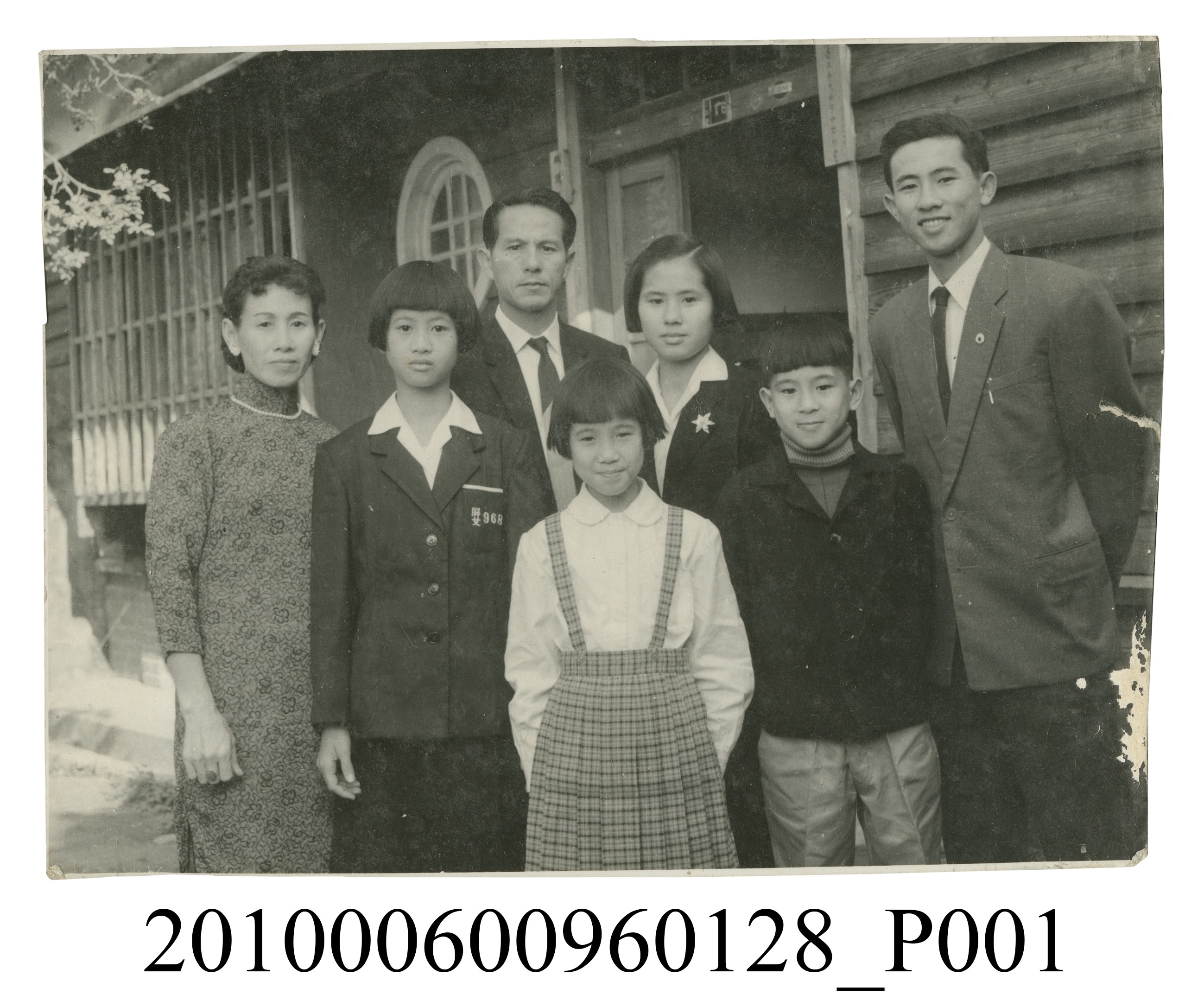 七人著正裝站立於屋外合影之照片 (共2張)
