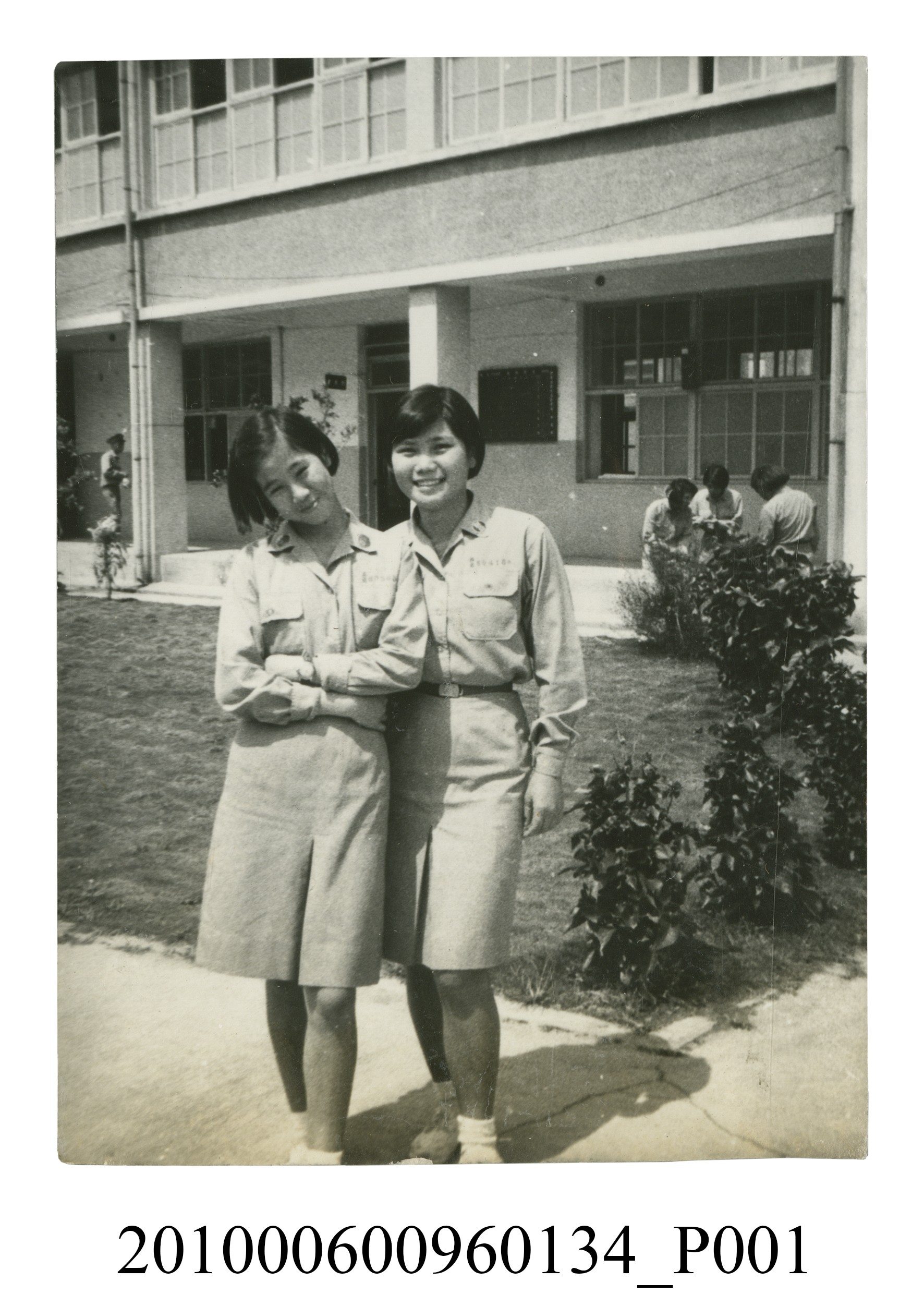 二位女子於教室外空地合影之照片 (共2張)