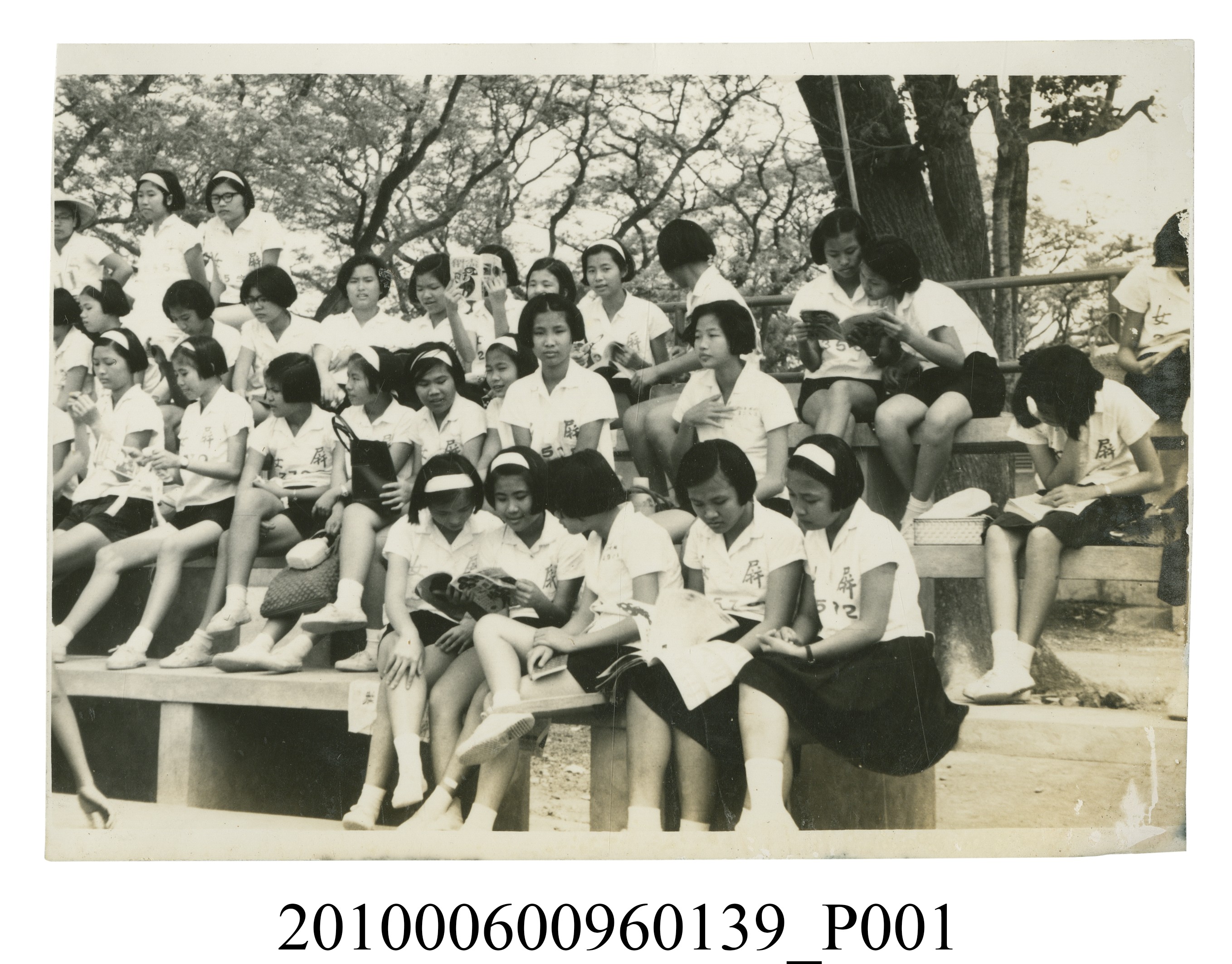 一群屏女女學生坐於臺階之剪影 (共2張)