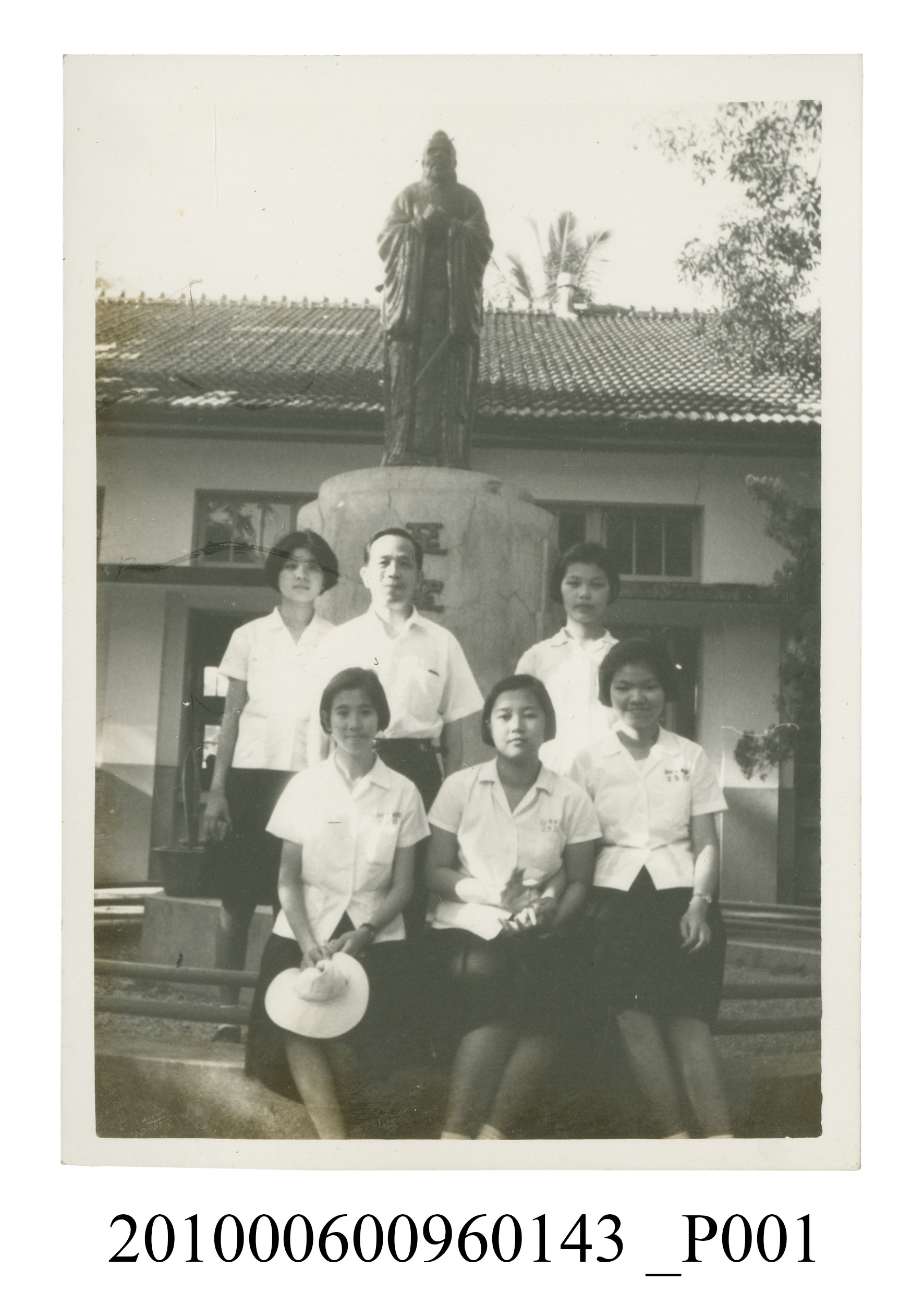 一男子與五位女學生於孔子像前合影之照片 (共2張)