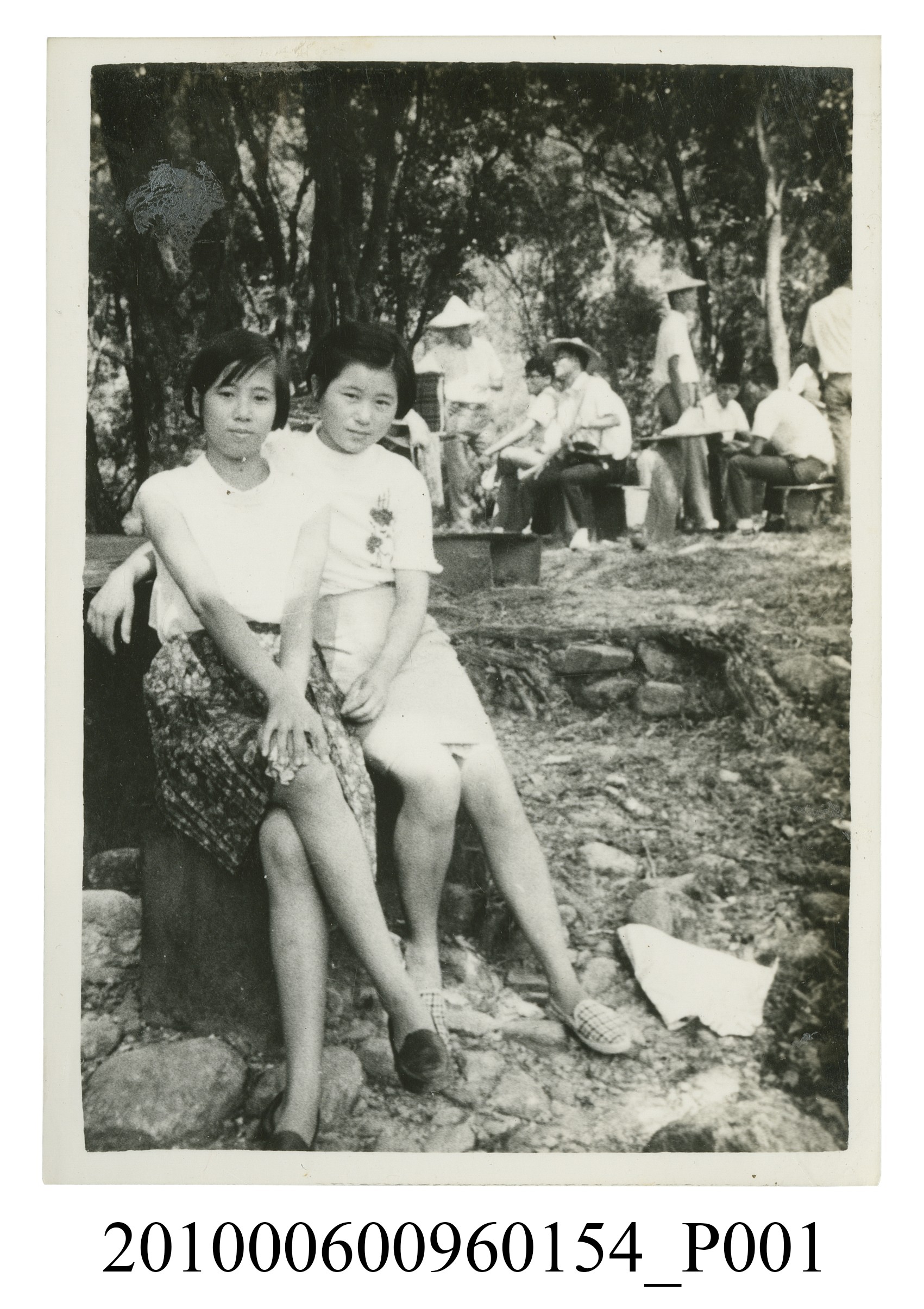 二位女子人坐在戶外合影之照片 (共2張)
