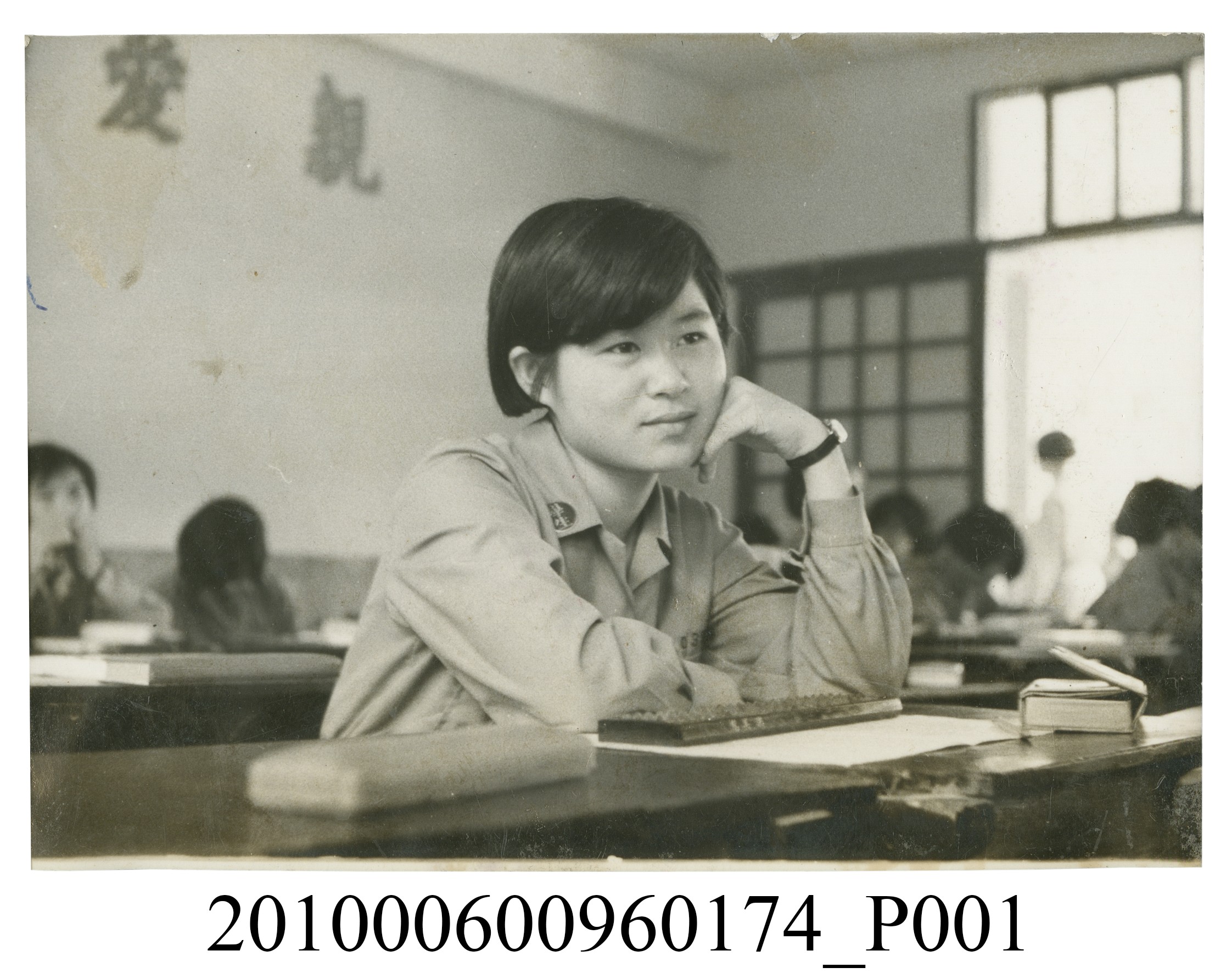女子獨照 (共2張)