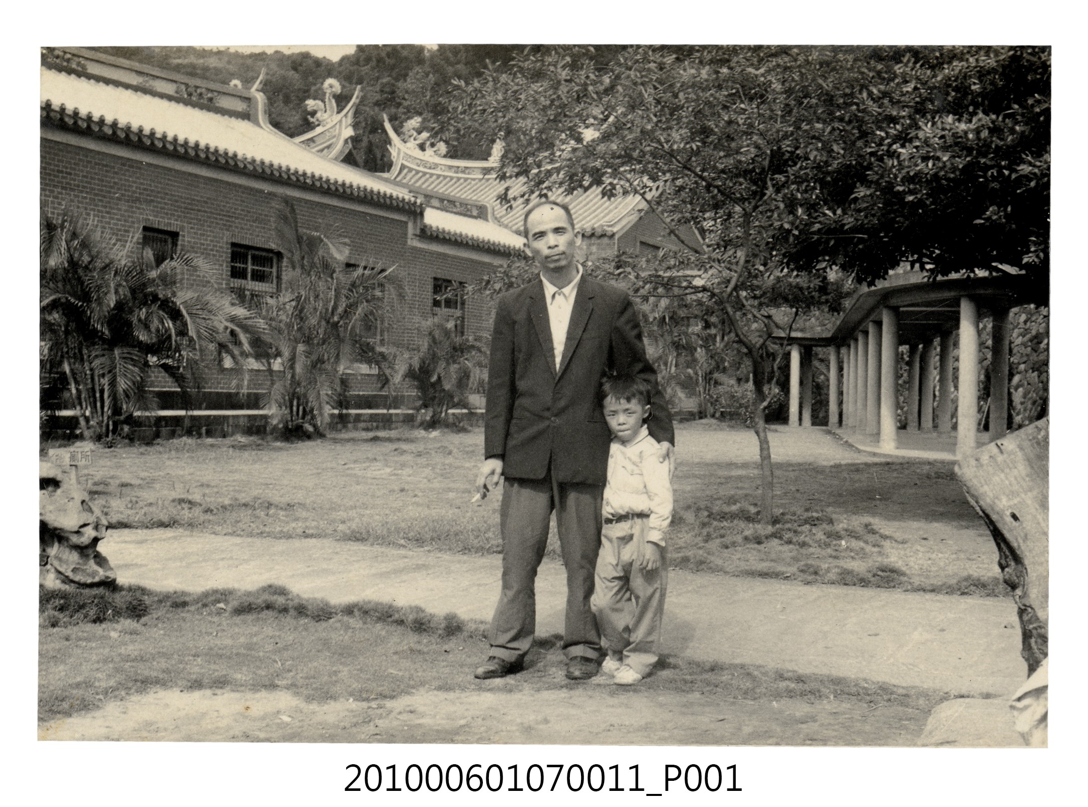 民國58年11月18日曹恕與曹永昌於北投忠義廟合照 (共2張)