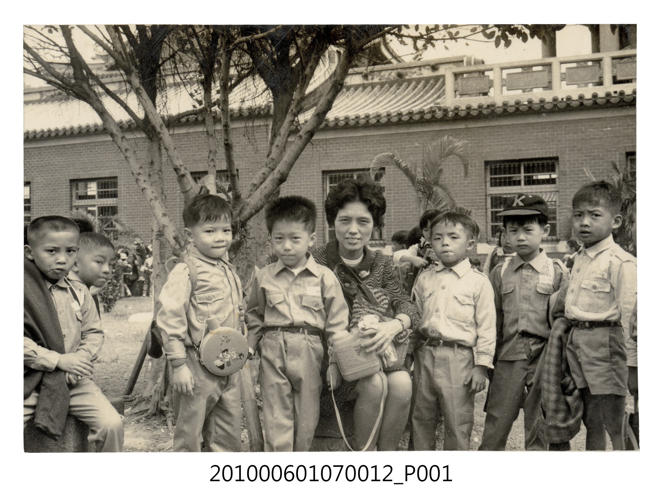 民國58年11月18日曹永昌等於北投忠義廟遠足合照 (共2張)
