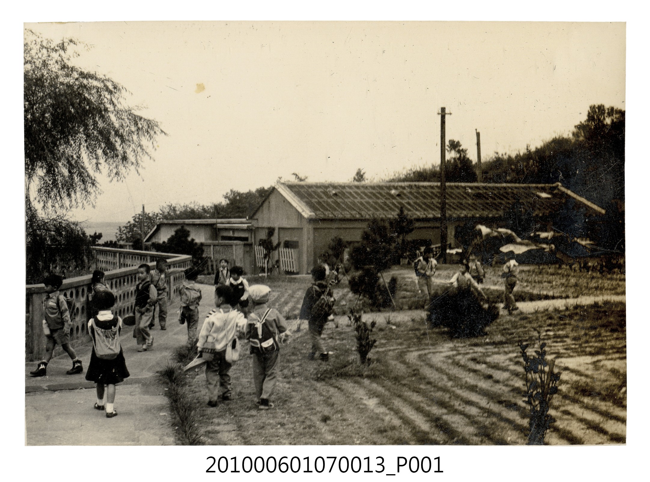 民國58年11月18日曹永昌等於北投忠義廟遠足剪影 (共2張)