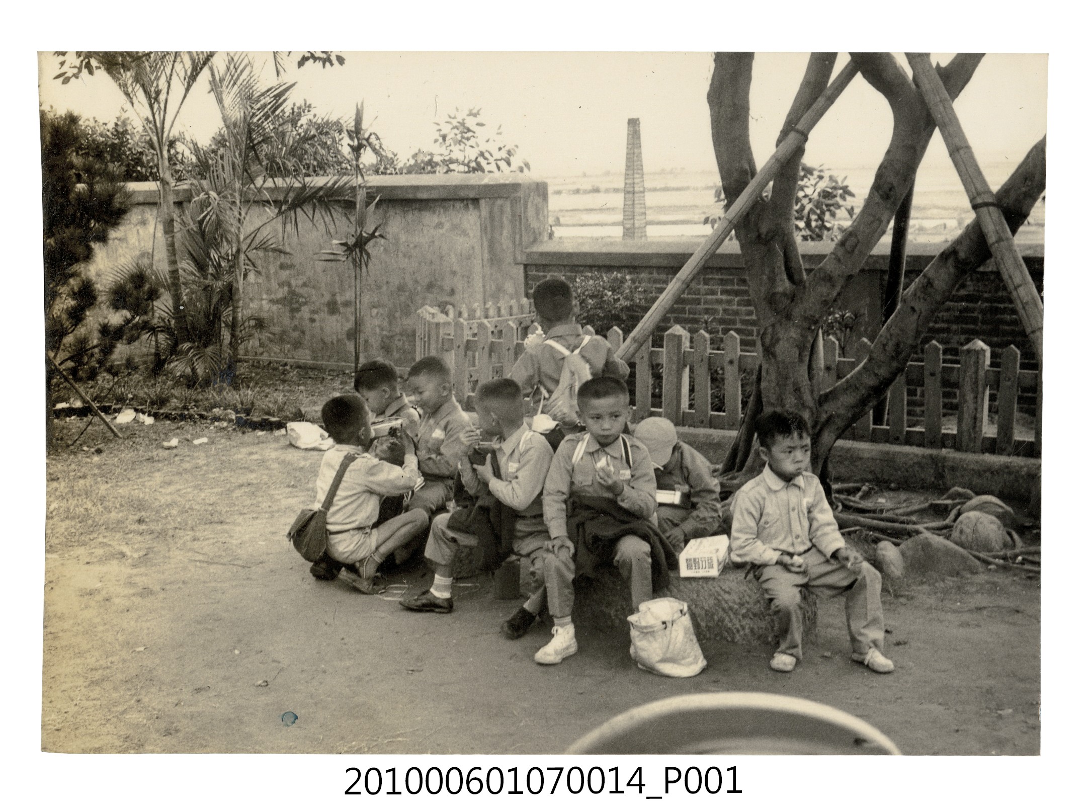 民國58年11月18日曹永昌等於北投忠義廟遠足剪影 (共2張)