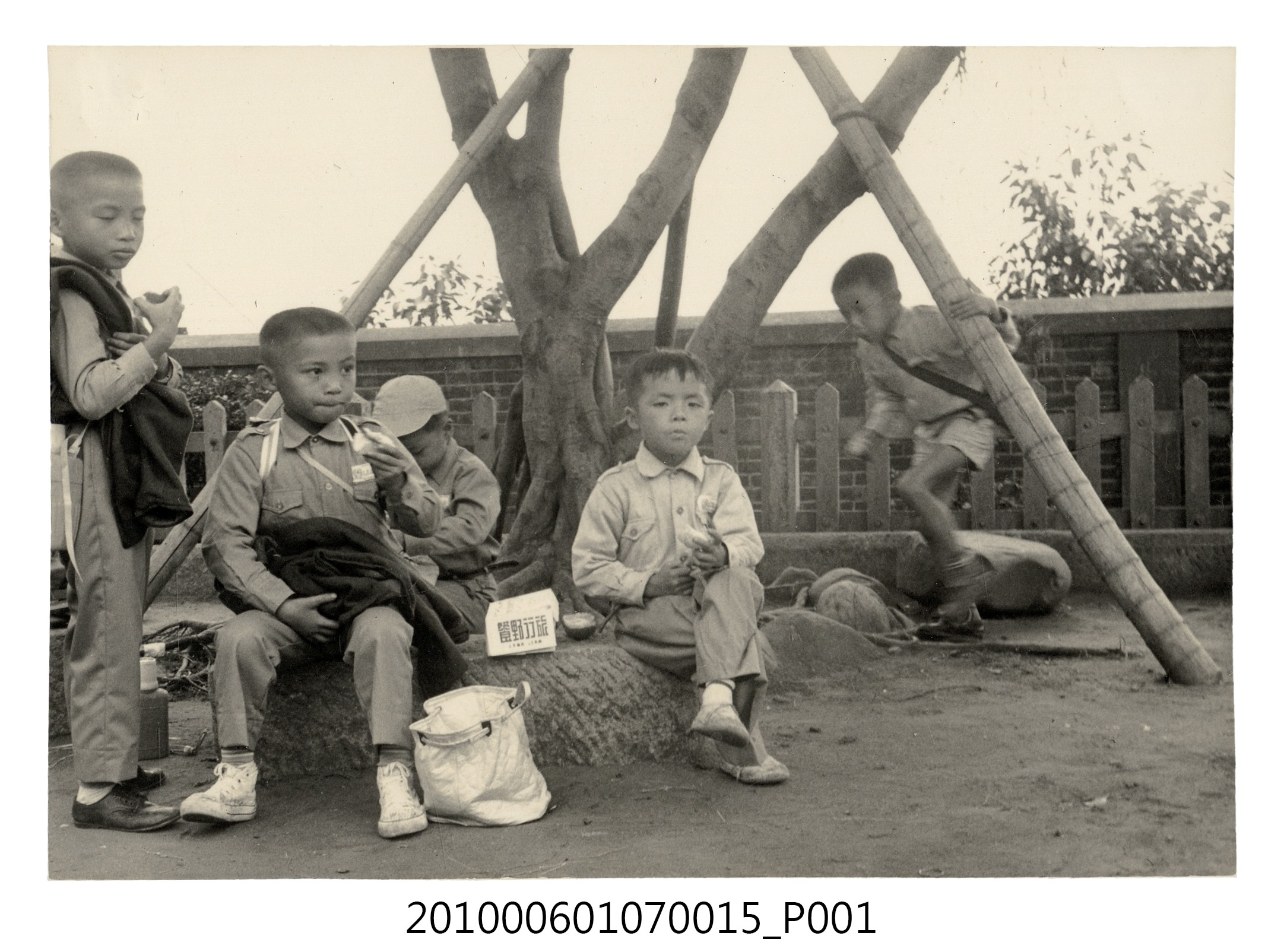 民國58年11月18日曹永昌等於北投忠義廟遠足剪影 (共2張)