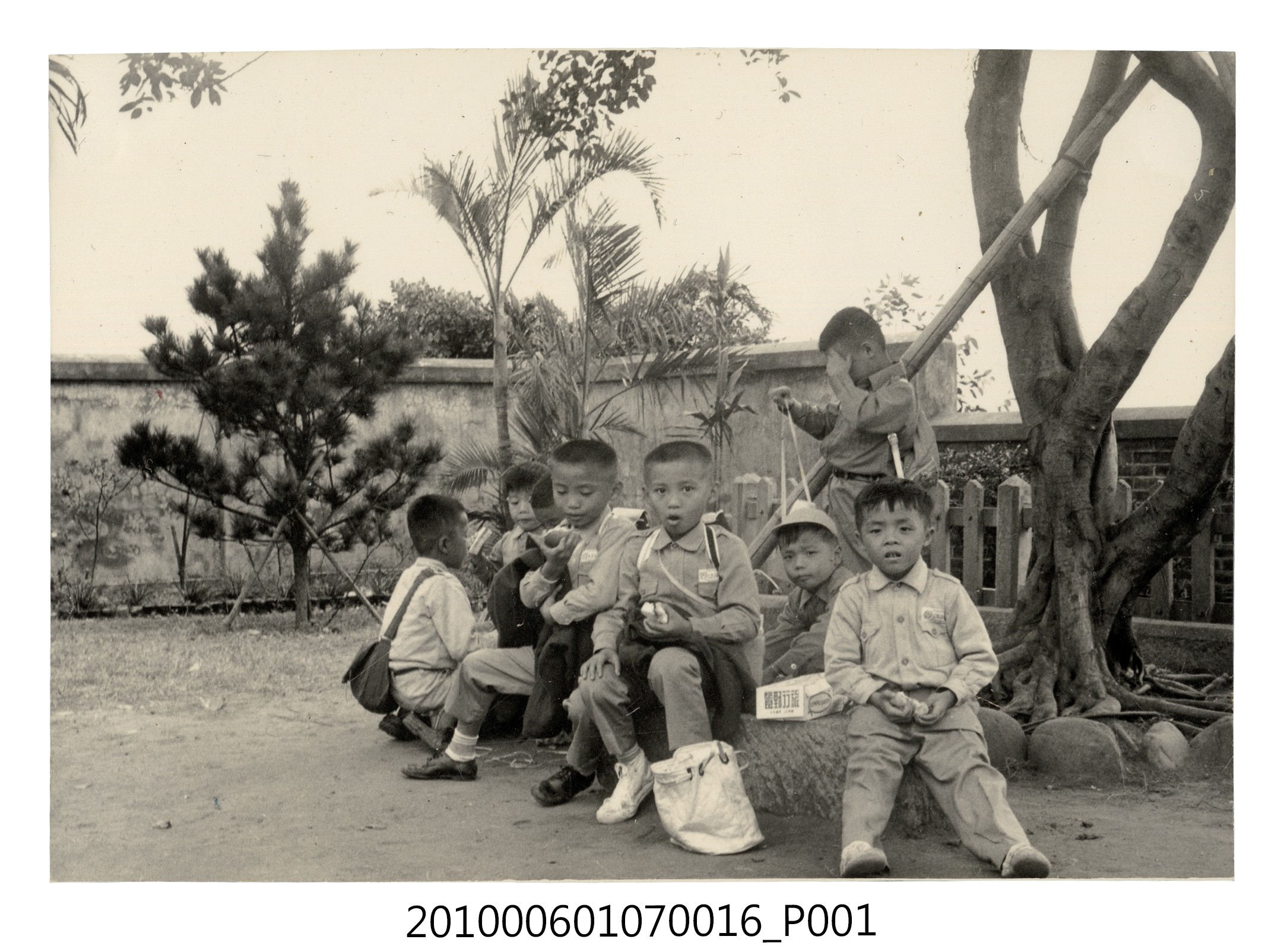 民國58年11月18日曹永昌等於北投忠義廟遠足剪影 (共2張)