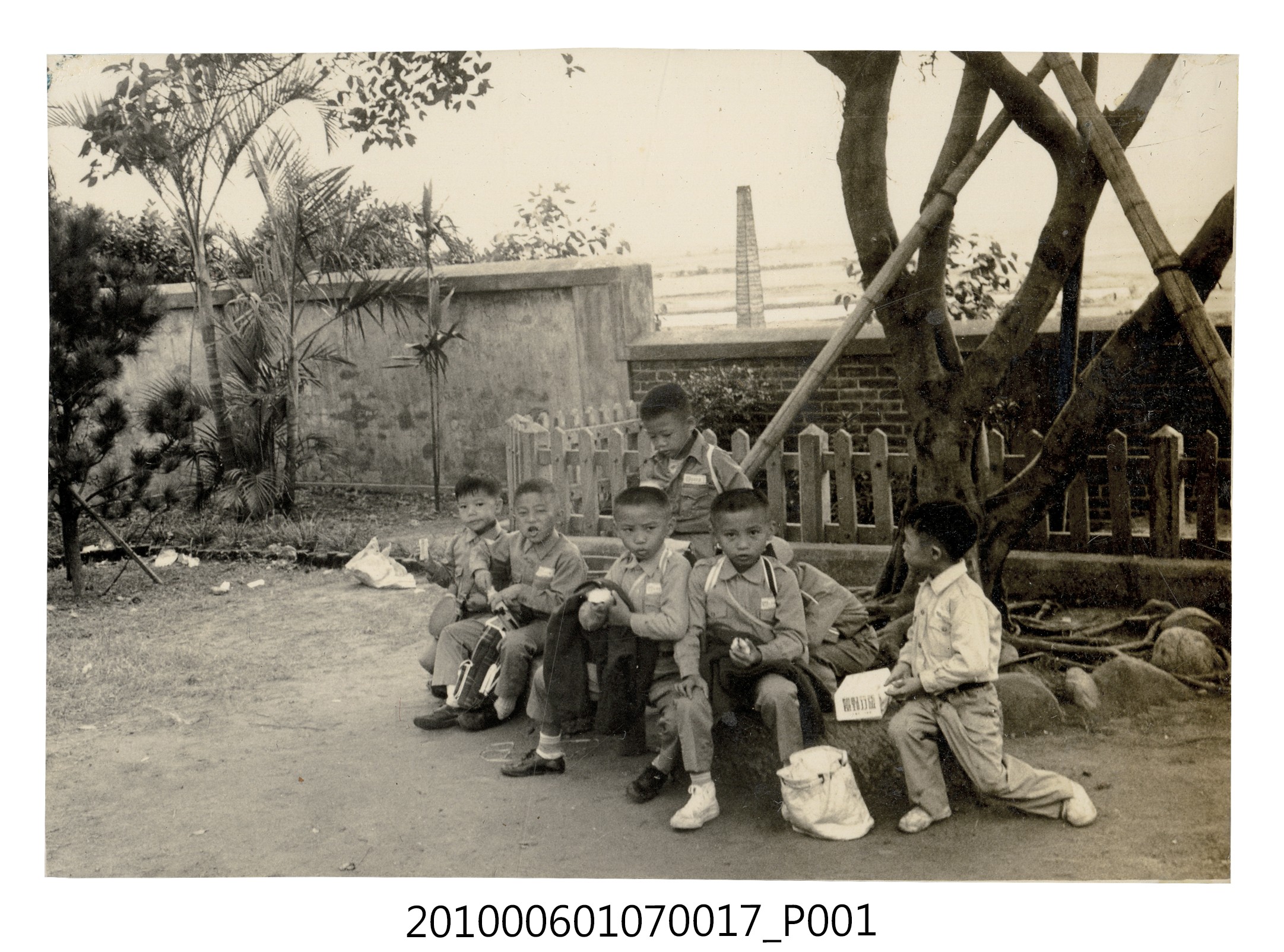 民國58年11月18日曹永昌等於北投忠義廟遠足剪影 (共2張)