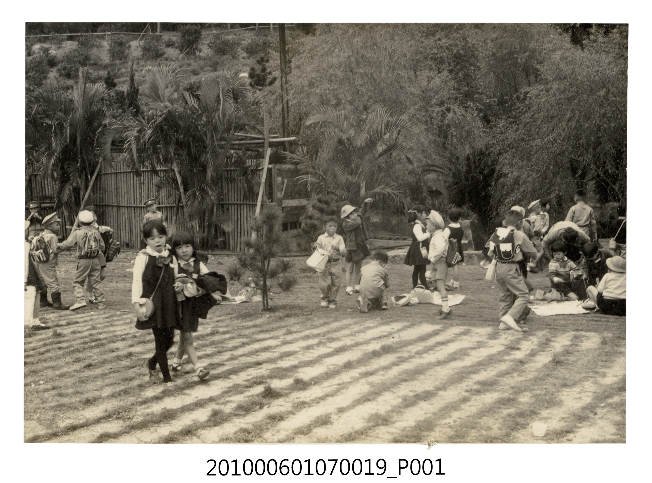 民國58年11月18日曹永昌等於北投忠義廟遠足剪影 (共2張)