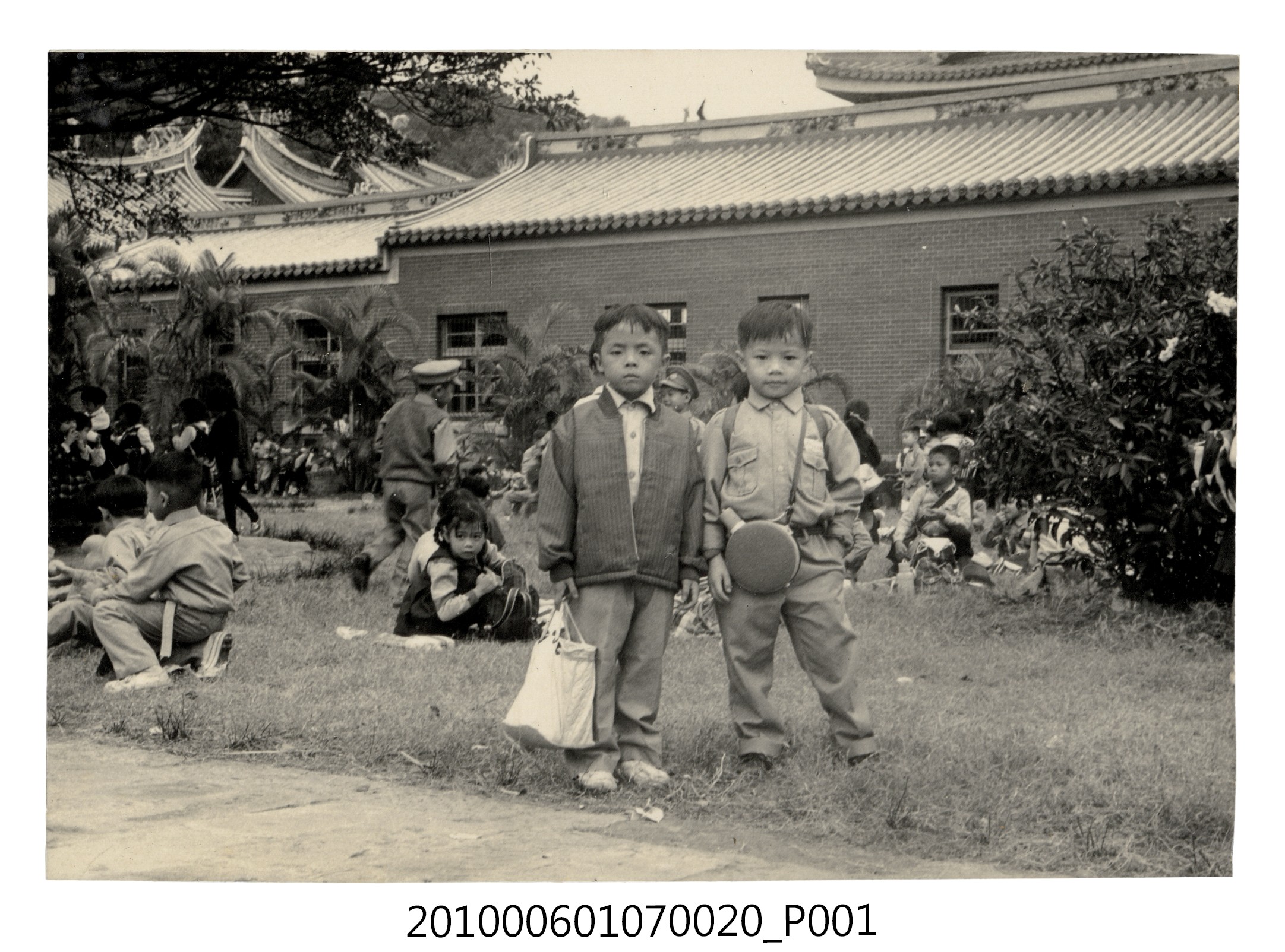 民國58年11月18日曹永昌與同學於北投忠義廟遠足合照 (共2張)