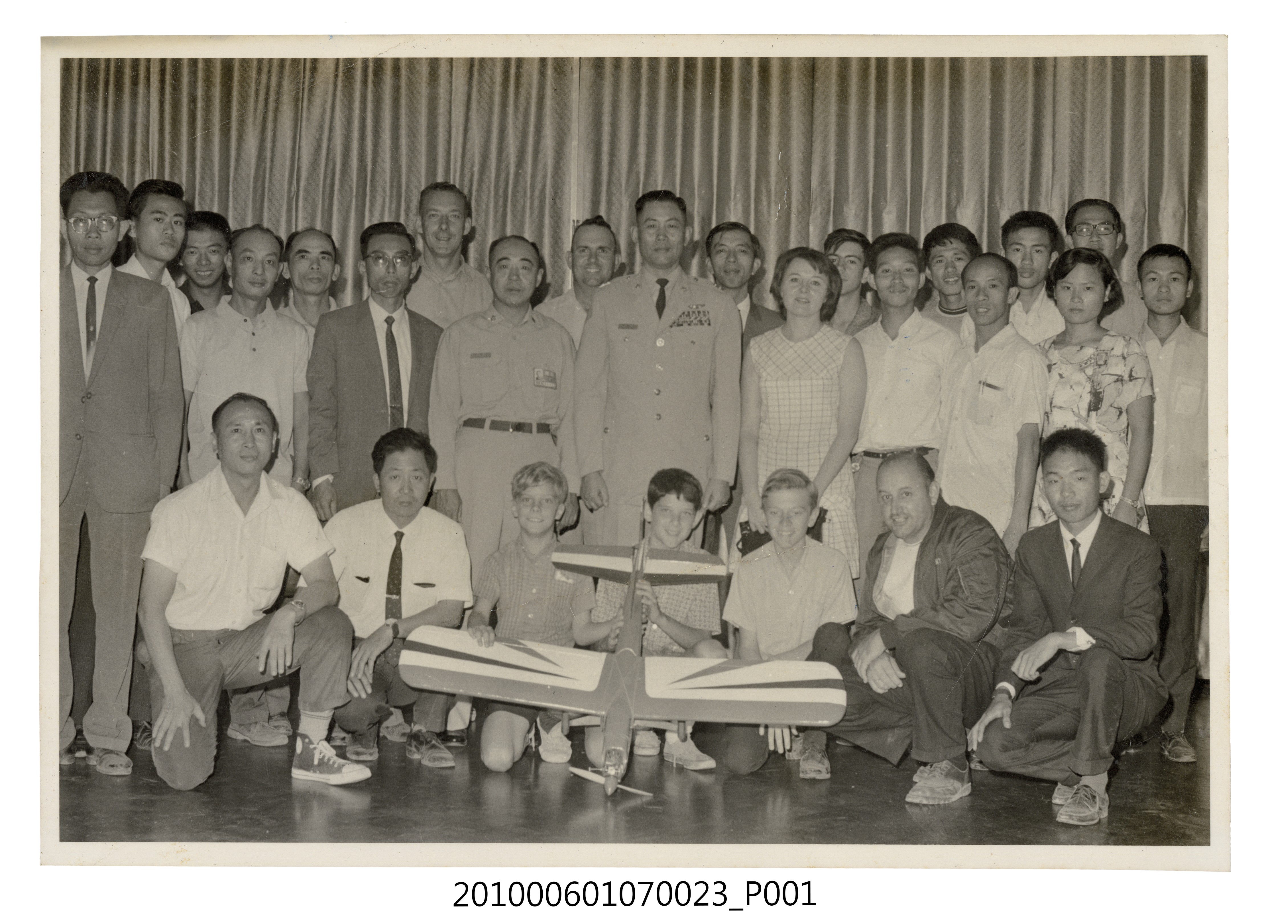 民國58年10月25日臺灣第一次RC飛行大會表演後紀念合照 (共4張)