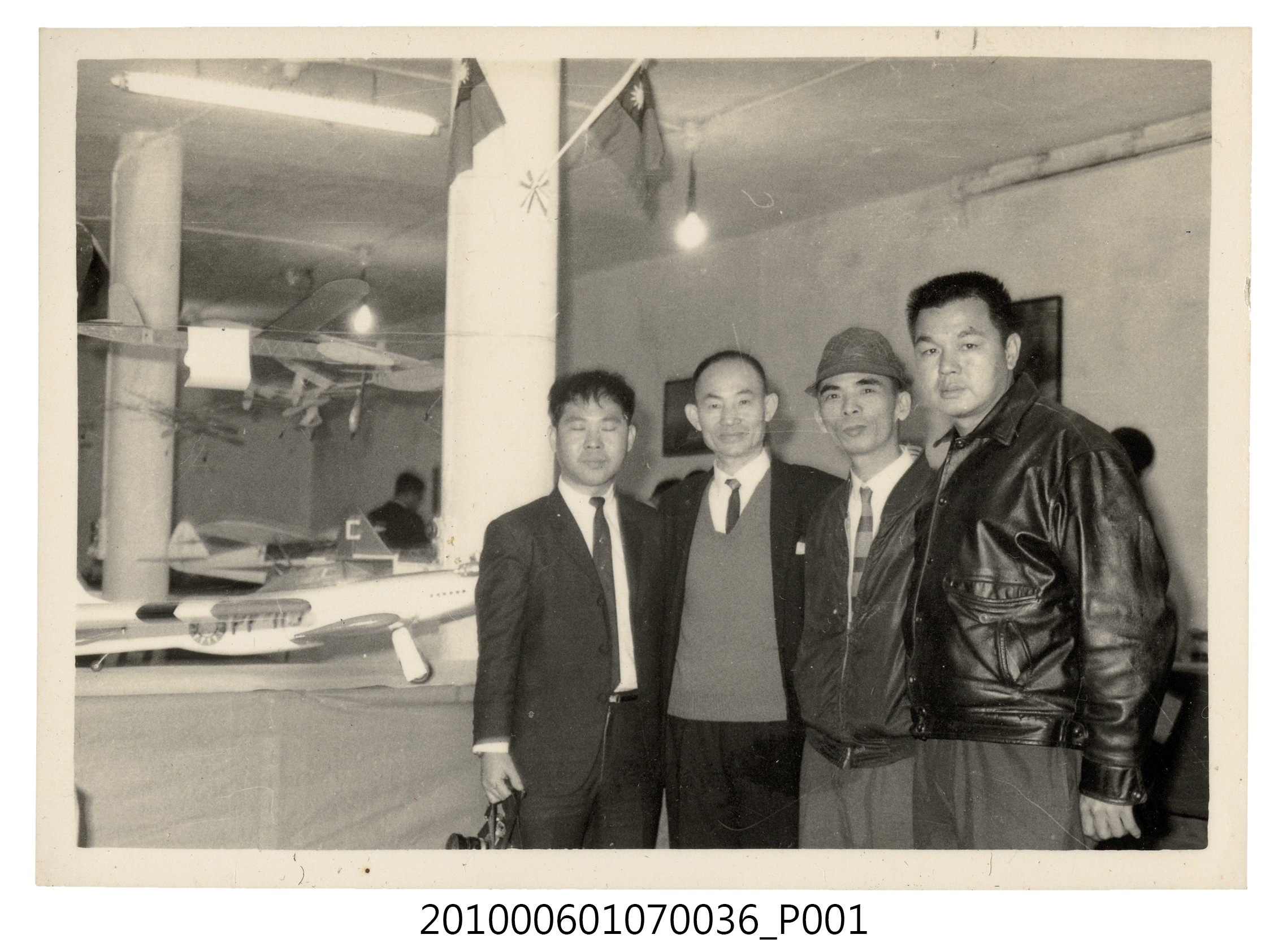 民國58年11月29日~12月3日航空模型展曹恕等人合照 (共2張)