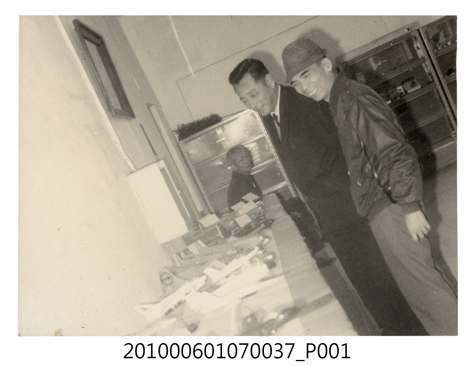 民國58年11月29日~12月3日航空模型展曹恕等人剪影 (共2張)