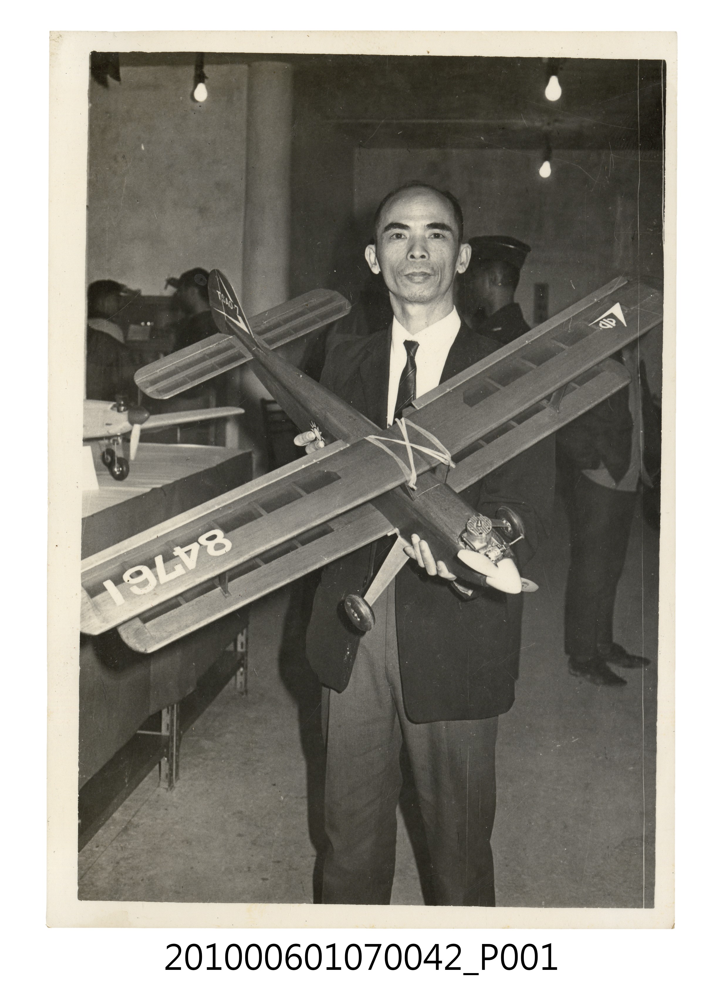 民國58年11月30日航空模型展曹恕與SILber Ster複葉機1 (共2張)