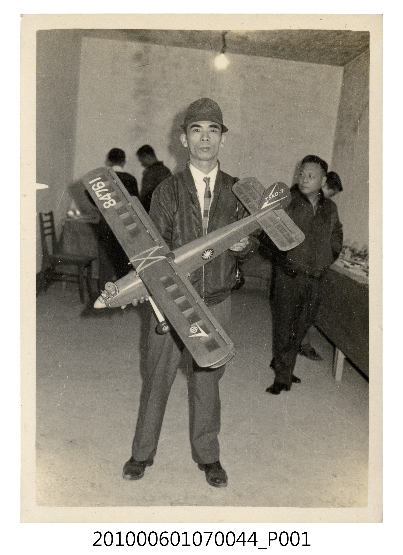 民國58年11月30日航空模型展曹恕與SILber Ster複葉機3 (共2張)
