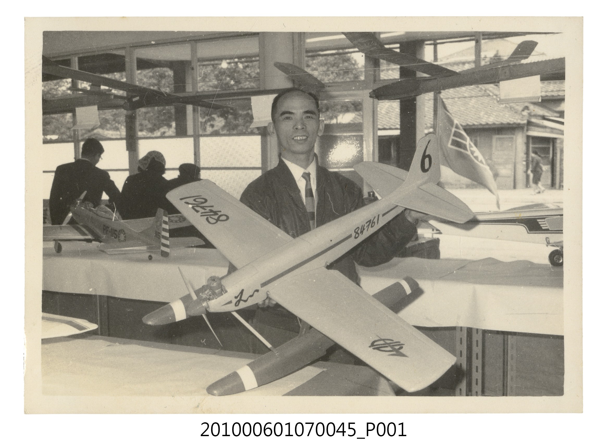 民國58年11月30日航空模型展曹恕與Hope Ster水上機1 (共2張)