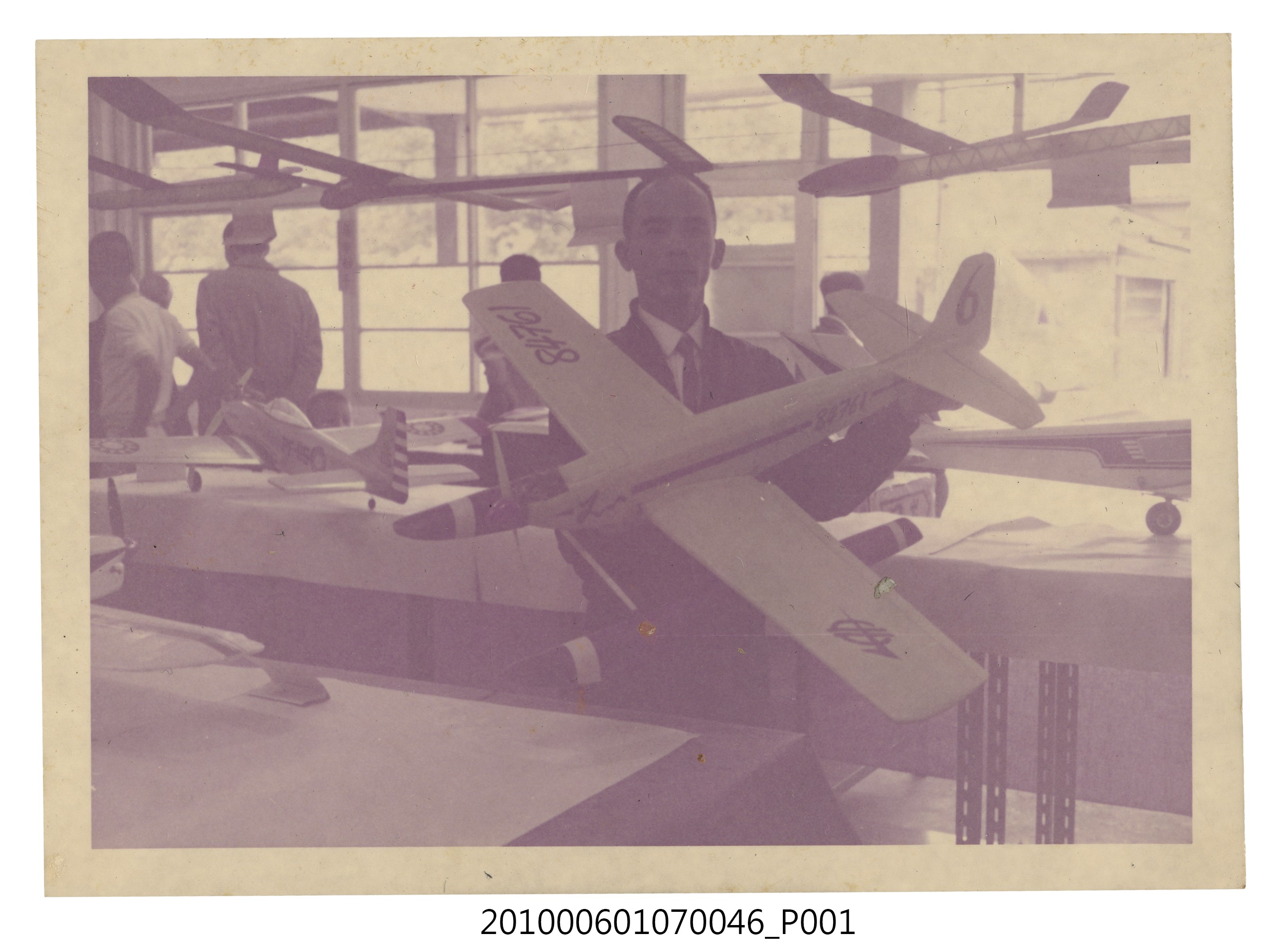 民國58年11月30日航空模型展曹恕與Hope Ster水上機2 (共2張)