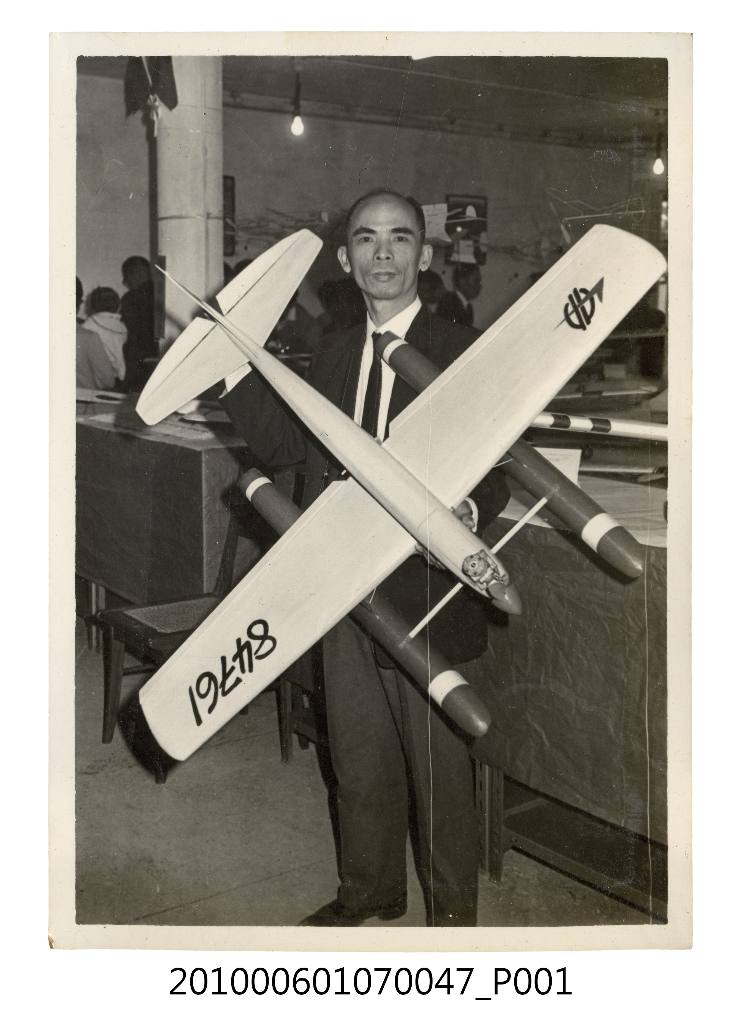 民國58年11月30日航空模型展曹恕與Hope Ster水上機3 (共2張)