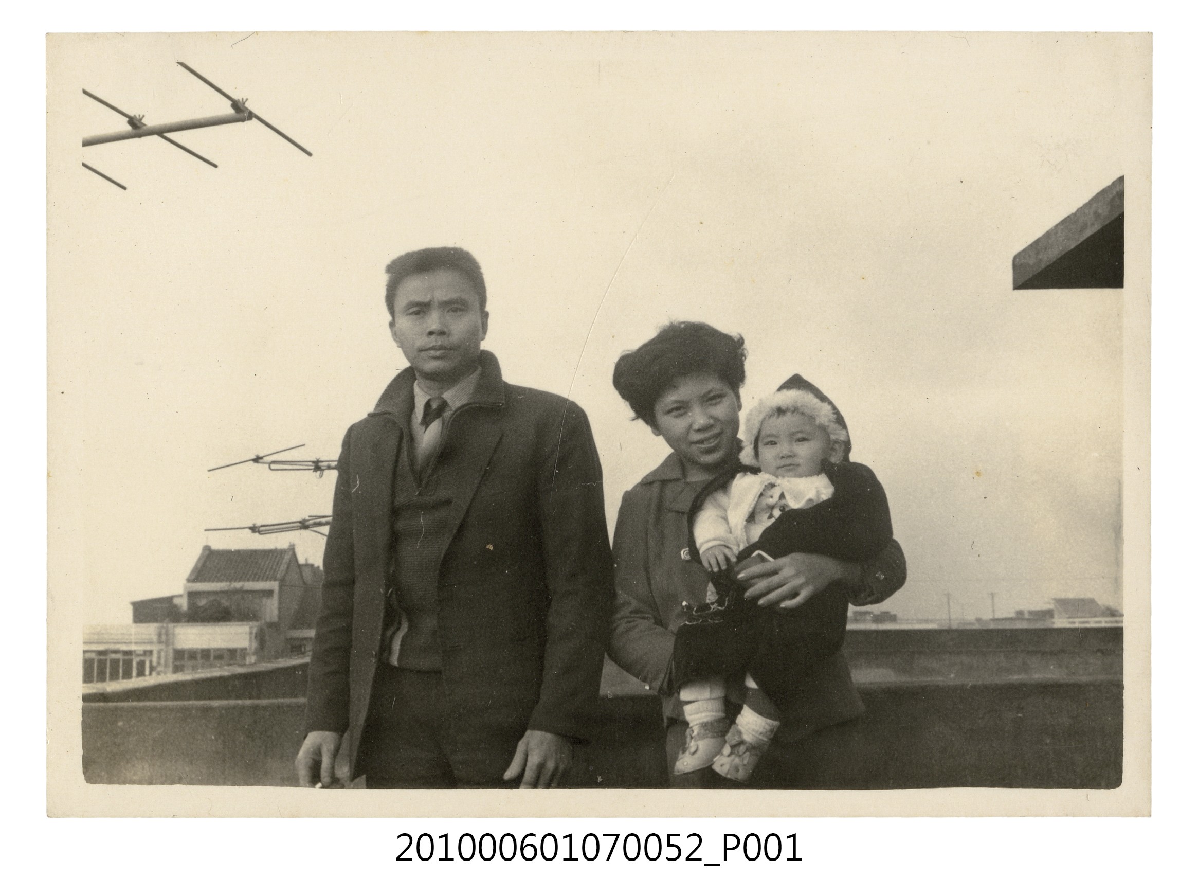 59.2.10張來平一家合照 (共2張)