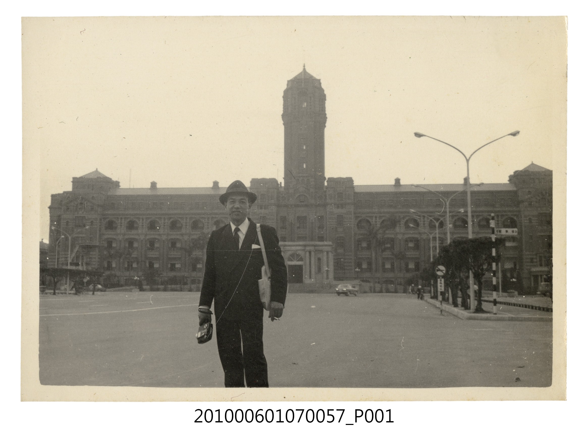 1970.2.7~9唯岡氏於總統府前獨照 (共2張)