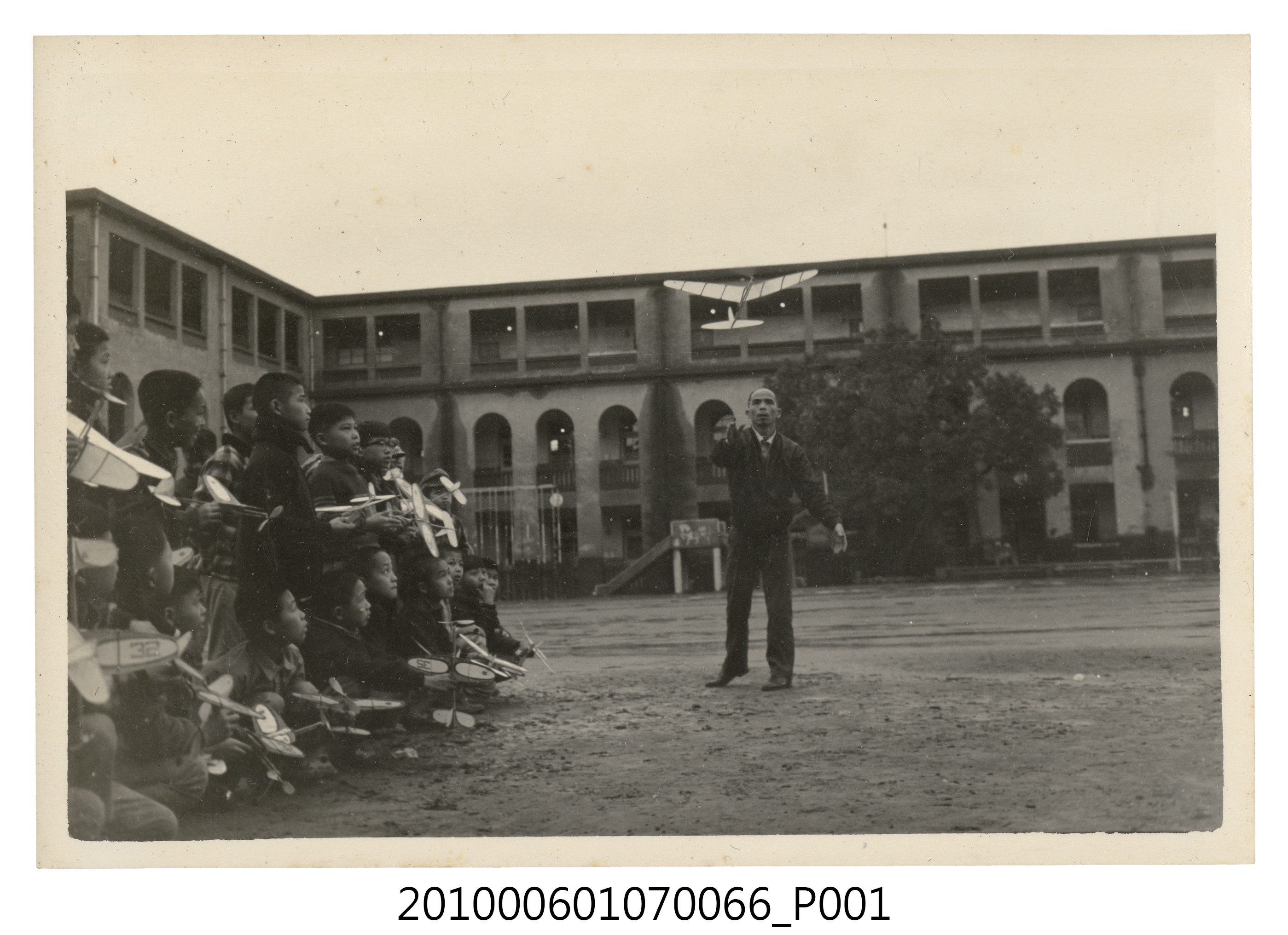 1970年2月曹恕指導學生製做模型飛機剪影1 (共2張)
