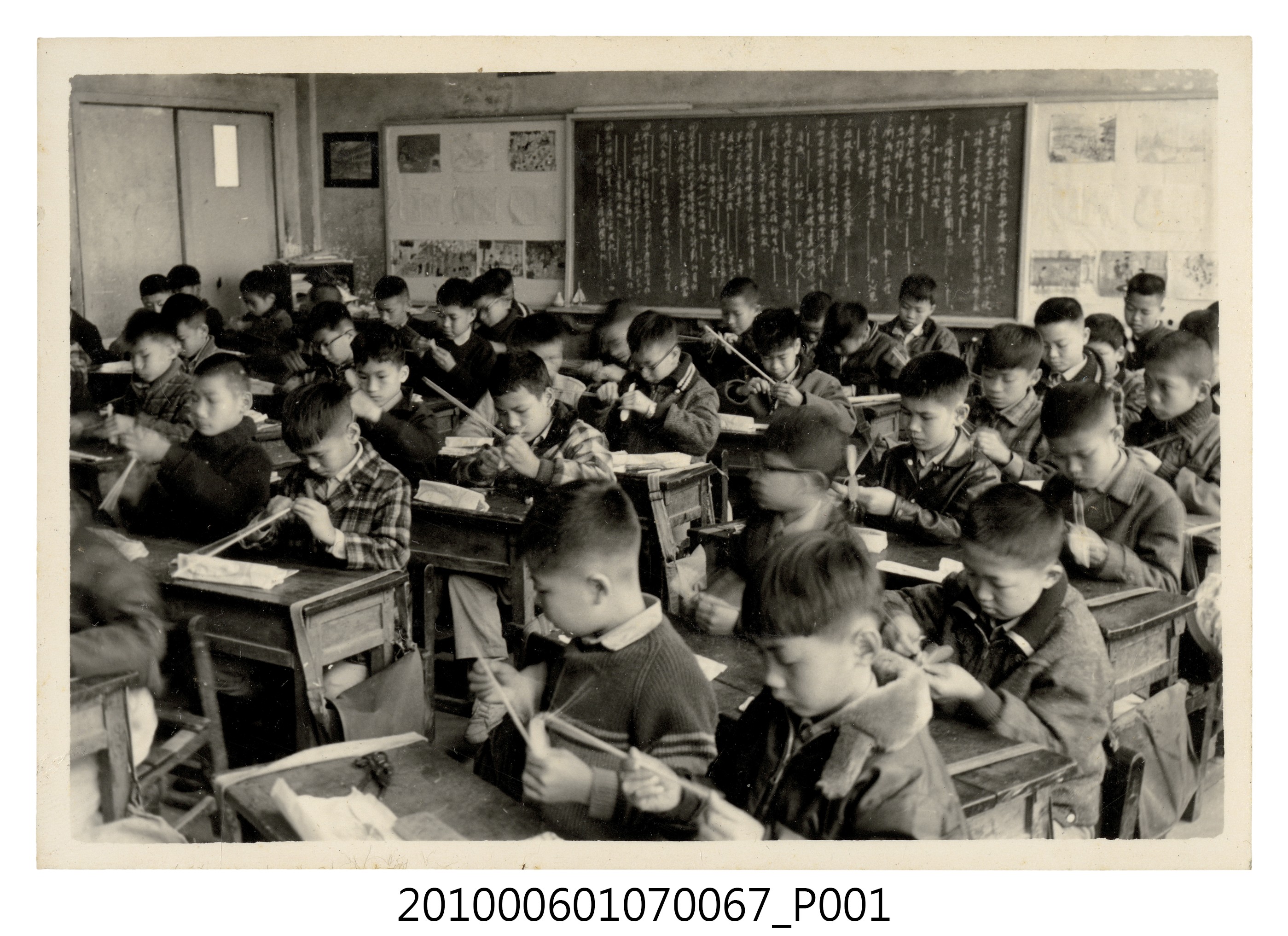 1970年2月曹恕指導學生製做模型飛機剪影2 (共2張)