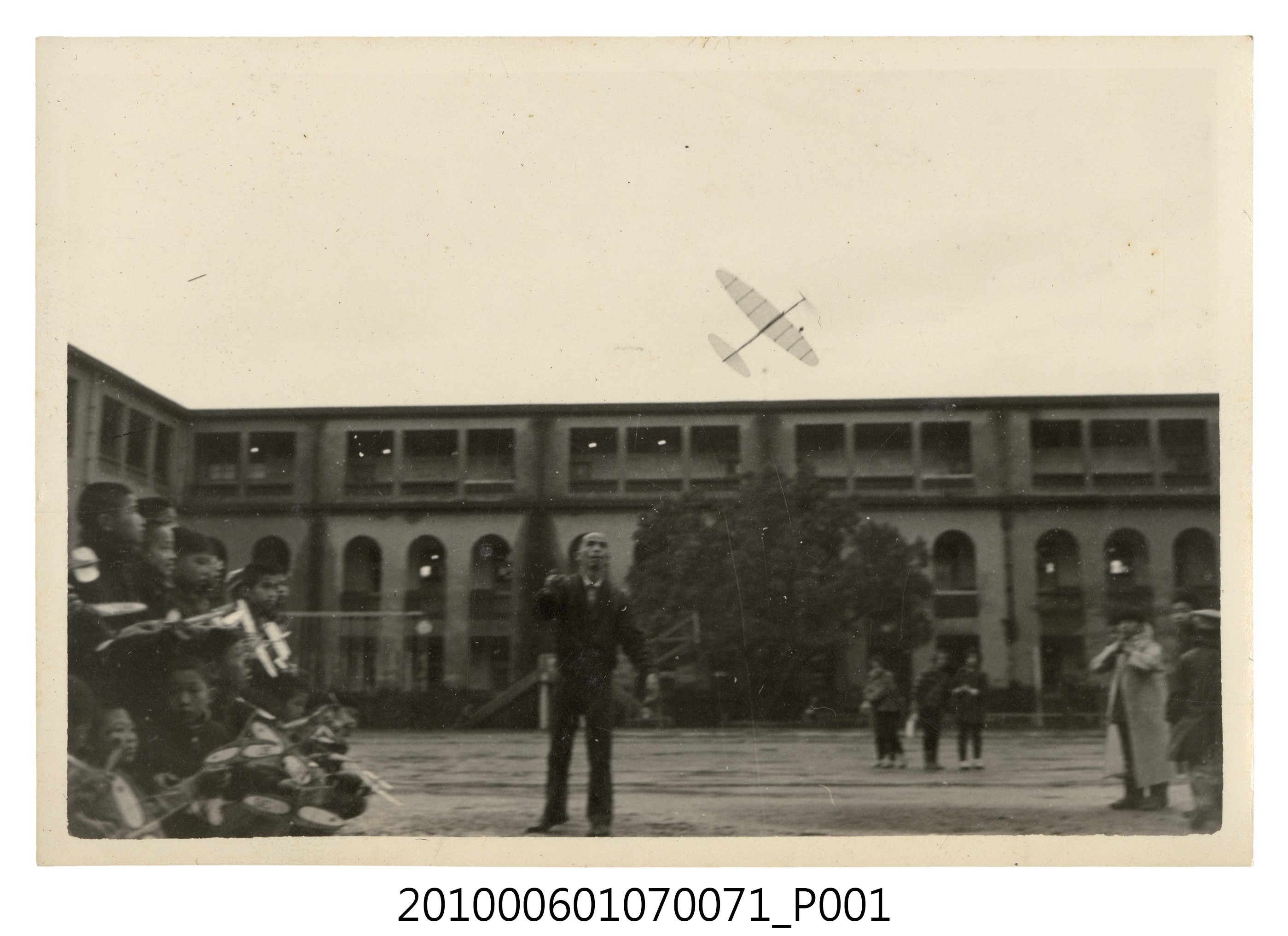 1970年2月曹恕指導學生製做模型飛機剪影6 (共2張)