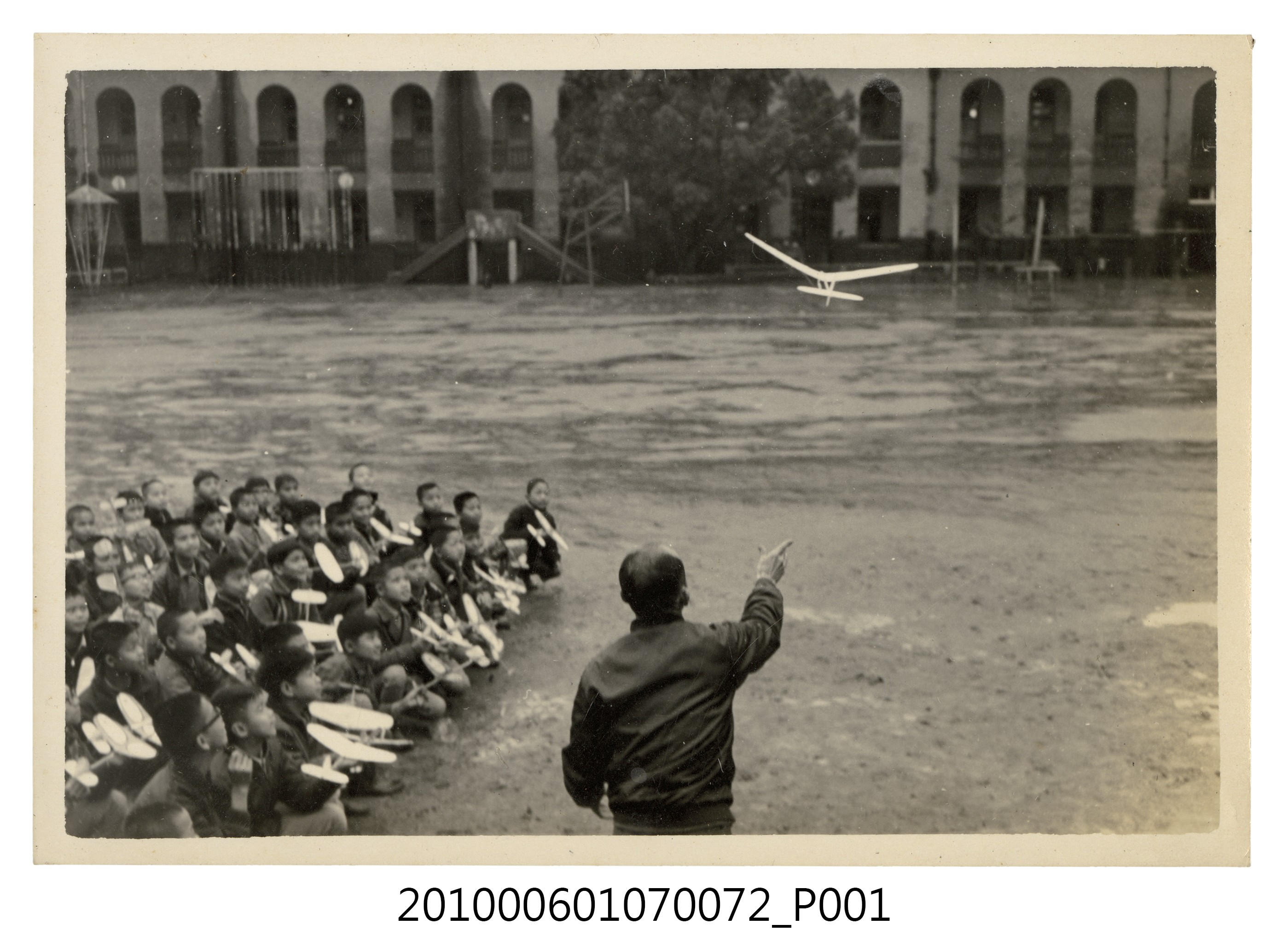 1970年2月曹恕指導學生製做模型飛機剪影7 (共2張)
